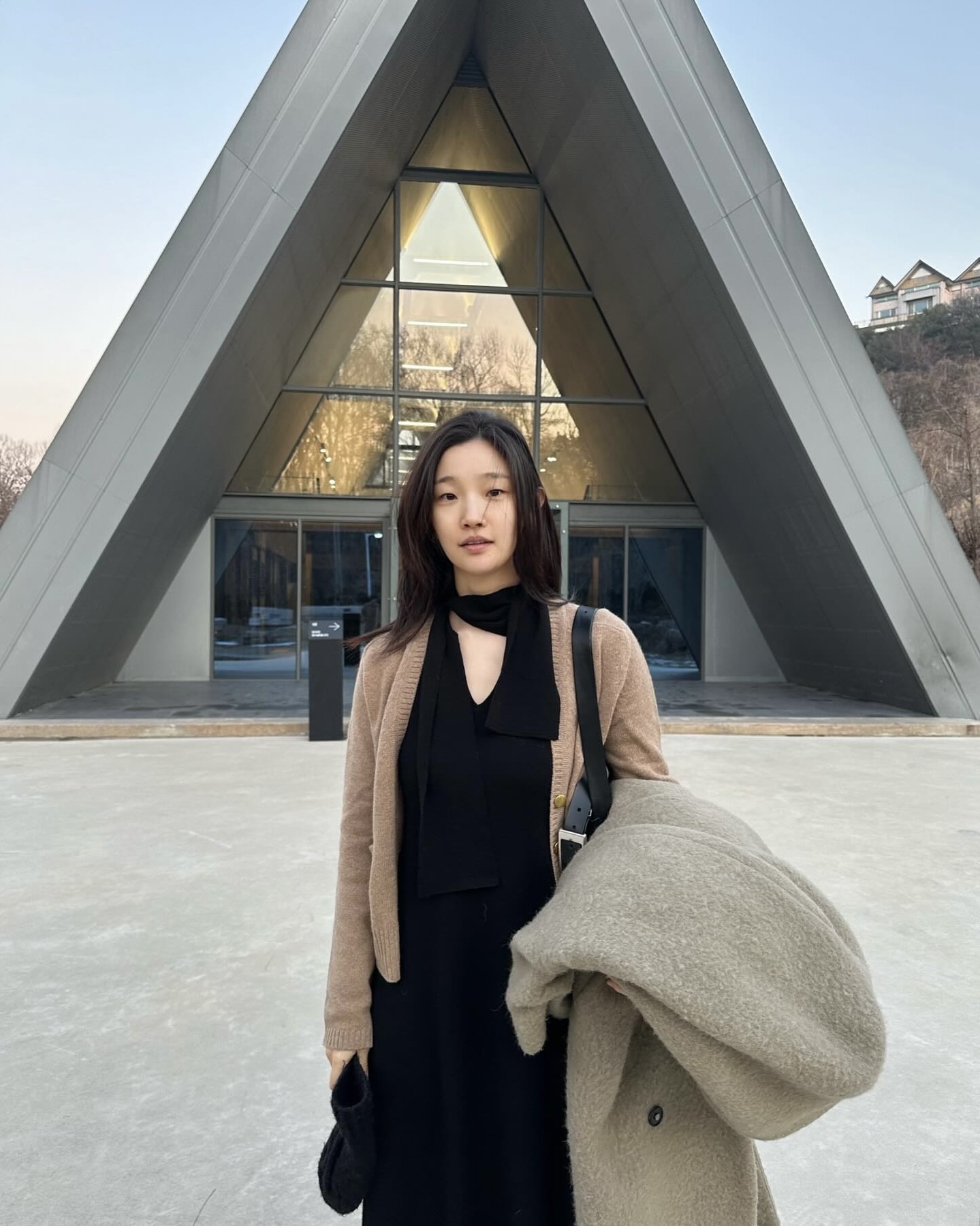 박소담 데일리룩엔 롱스커트 필수🎶
시크면서 세련된 블랙 롱스커트 코디👀🐈⬛오늘 룩에 활용해 보자 이미지2