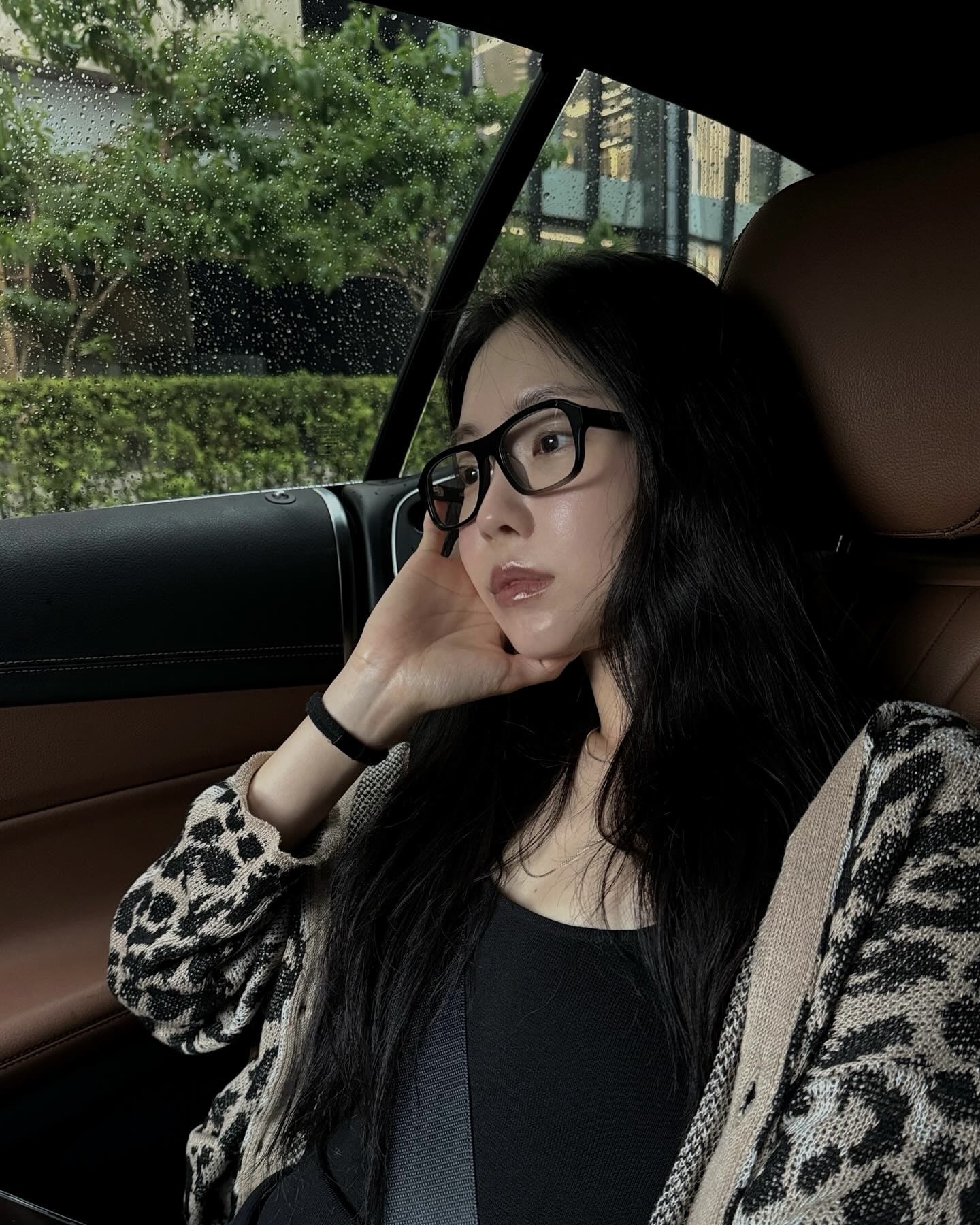 가을엔 안경이 무드 완성템🤎
툭 써도 분위기 살아나는 데일리 포인트는 바로 뿔테 안경👓 이미지5