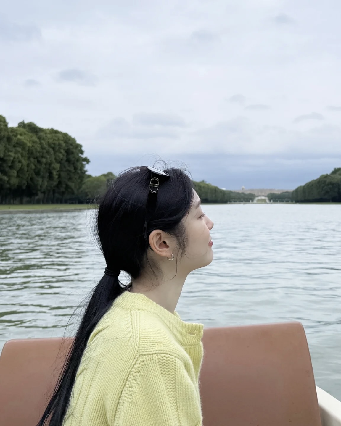 한눈에 반한 가디건☁️
가을 햇살처럼 따뜻한 비비안 웨스트우드 가디건 2가지☀️🤍

가을 무드를 더해줄 가디건, 지금 소개해드릴게요.

1. 비비안웨스트우드 베아 크롭 가디건, 70만 원대
코튼 소재의 크롭 기장으로, 멀티 컬러 오브 자수와 우드 버튼 장식이 포인트인 제품입니다. 넥라인의 잔잔한 스캘럽 디테일이 여성스러운 무드를 더해주는데요. 수지는 하이웨이스트 데님과 함께 매치해 산뜻하고 내추럴한 데일리룩을 완성했습니다.

2. 비비안웨스트우드 트위스트 가디건, 70만 원대
고급 울과 캐시미어 혼방 소재의 가디건으로, 변형 꽈배기 패턴이 유니크한 실루엣을 연출해줍니다. 김연아는 옐로 컬러의 가디건에 데님 팬츠와 선글라스를 매치해 세련되고 캐주얼 데일리룩을 완성했습니다. 이미지