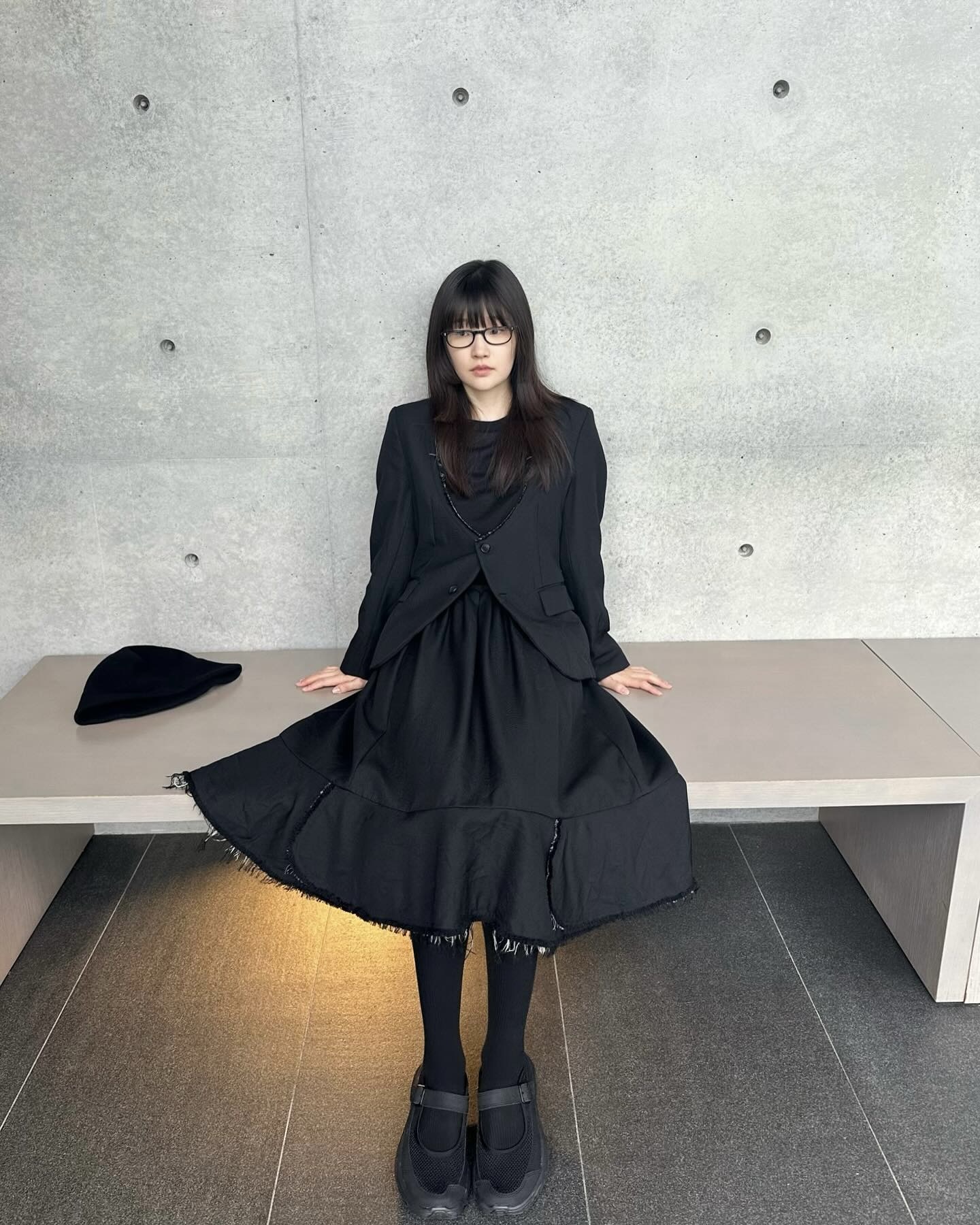 박소담 데일리룩엔 롱스커트 필수🎶
시크면서 세련된 블랙 롱스커트 코디👀🐈⬛오늘 룩에 활용해 보자 이미지5