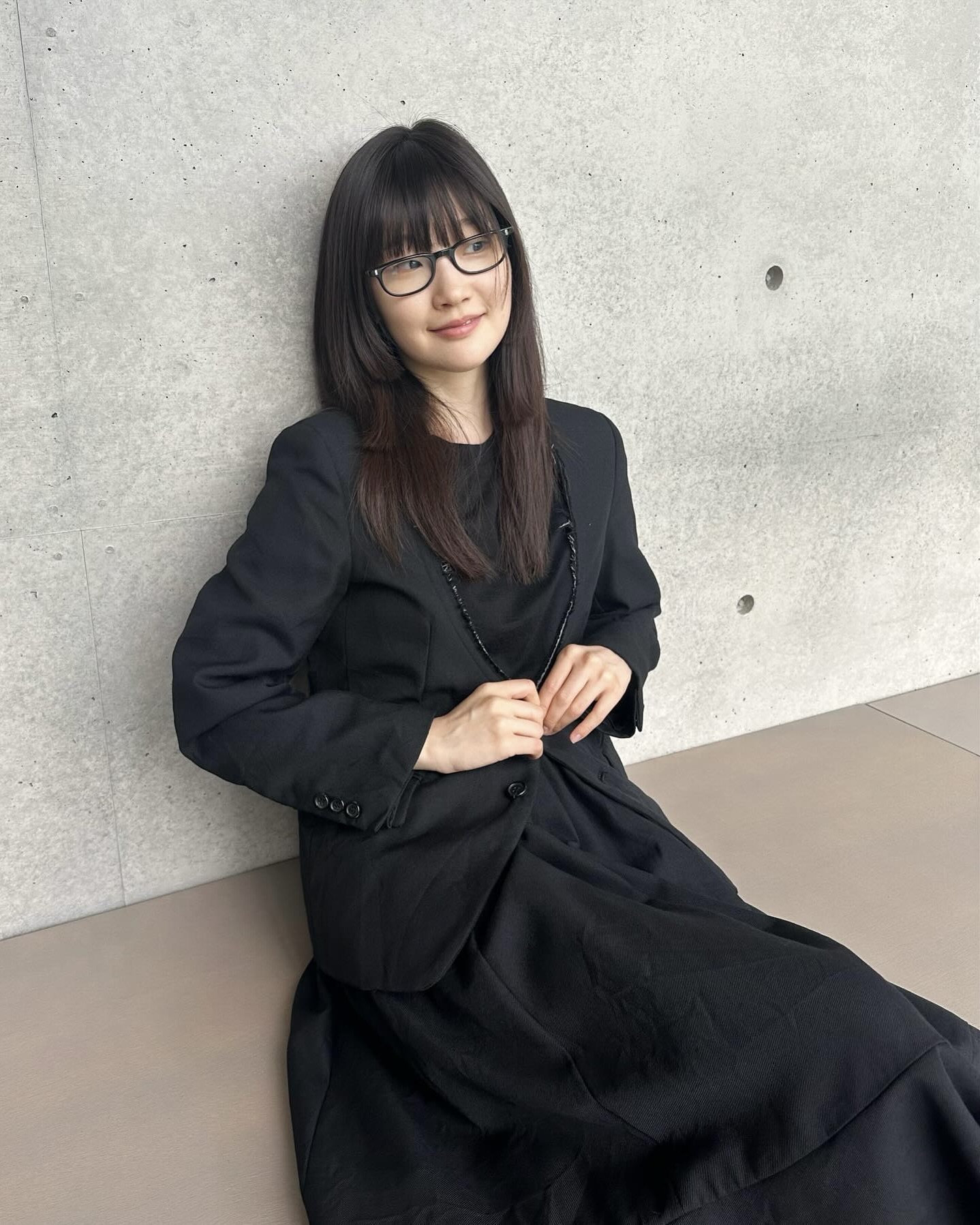 박소담 데일리룩엔 롱스커트 필수🎶
시크면서 세련된 블랙 롱스커트 코디👀🐈⬛오늘 룩에 활용해 보자 이미지6