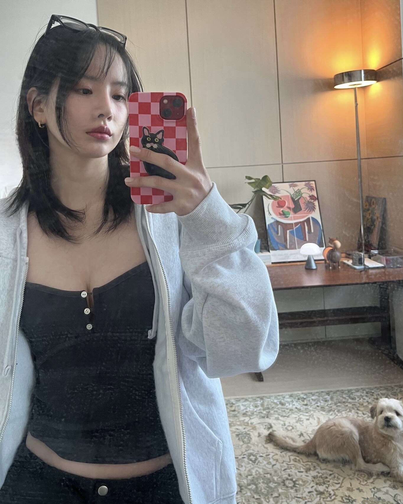 패딩보다 먼저 챙겨야 할 후드집업💫
셋업으로도 데님 팬츠와도 휘뚜루마뚜루 데일리하게 즐기자🤍🩶 이미지3