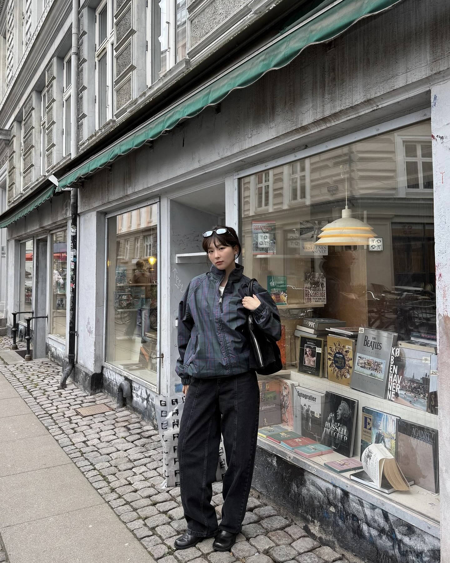 후드티, 데님 팬츠가 지겹다면👀
이번엔 꾸안꾸 무드의 색다른 칼하트 아이템에 주목해 보자🔍💫

지금 참고하기 좋은 슬기의 칼하트 아이템 2가지를 소개합니다.

1. 리버시블 플레이너 재킷, 40만 원대
슬기가 착용한 재킷은 겉면은 폴리에스테르 소재의 체크 패턴에 브랜드 c로고가 들어가고, 안감은 블랙 컬러에 로고 자수가 더해져 양면으로 착용할 수 있는 아이템입니다. 흑청 팬츠와 안경을 매치하면 고프코어 느낌의 트렌디한 룩을 완성할 수 있습니다.

2. 하코리 스트라이프 싱글 니 바지, 20만 원대
슬기가 입은 팬츠 코튼 트윌 소재를 활용한 스트레이트 핏 아이템으로, 블랙과 화이트의 히코리 스트라이프 패턴이 특징이죠. 이 바지에 슬림한 골지 재킷과 헌팅캡을 매치하면 모던하면서도 꾸안꾸 느낌의 가을룩을 연출할 수 있습니다. 이미지2