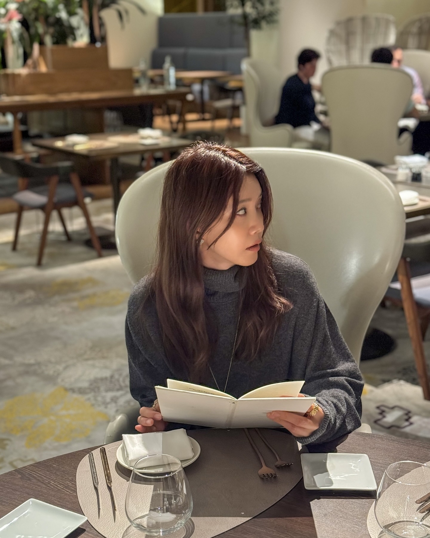 갑자기 추워진 날씨엔 목폴라🖤
따뜻하면서도 세련된 무드✨ 지금 딱 필요한 코디🧵 이미지6