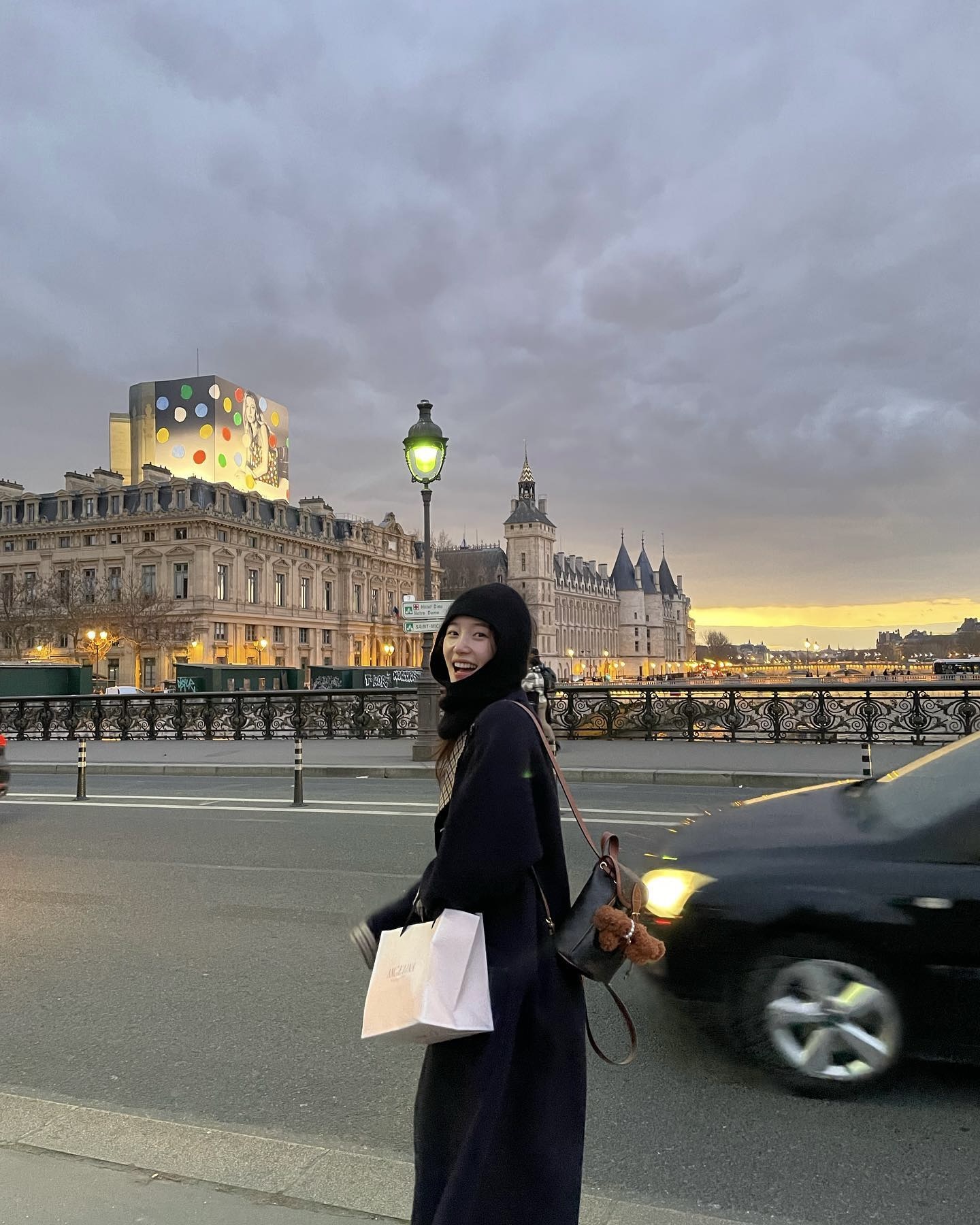 이제 코트 꺼내 입자🩶🖤
쌀쌀한 날씨엔 코트만큼 따뜻하고 분위기 있는 아이템이 없죠✨ 이미지4