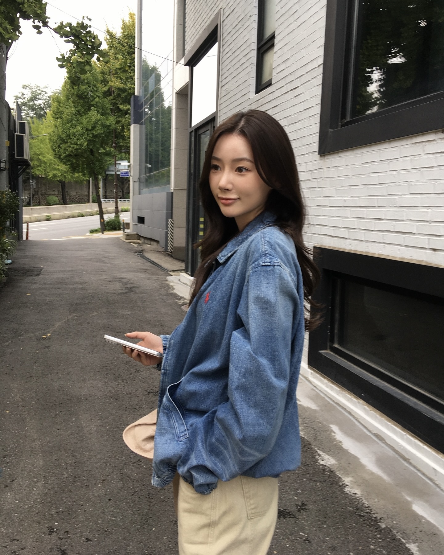 가을 폴로 놓치면 섭섭하지🥲
후드티부터 아우터까지 실패없는 셀럽 폴로템 같이 살펴보자🏈🔍

가을하면 생각나는 랄프 로렌의 아이템 2가지를 모았습니다.

1. 핑크 포니 릴렉스핏 후디, 29만 원대
사나가 입은 오버핏 후드티는 면과 폴리에스테르 혼합 소재로 브랜드 시그니처인 빅 포니 핑크 자수가 포인트죠. 사나는 블랙진과 매치해 캐주얼하면서도 포멀한 룩을 완성했습니다.

2. 베이포트 인디고 다이 데님 재킷, 39만 원대
이유정이 입은 재킷은 면 소재로 인디고 염색 기법을 사용해 자연스러운 워싱이 있어 클래식하면서도 빈티지한 아이템이죠. 이 재킷에 베이지 팬츠와 화이트 이너티를 입어주면 클래식하면서도 모던한 무드가 연출됩니다. 이미지5