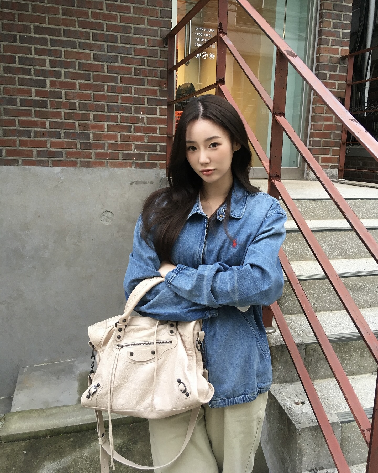 가을 폴로 놓치면 섭섭하지🥲
후드티부터 아우터까지 실패없는 셀럽 폴로템 같이 살펴보자🏈🔍

가을하면 생각나는 랄프 로렌의 아이템 2가지를 모았습니다.

1. 핑크 포니 릴렉스핏 후디, 29만 원대
사나가 입은 오버핏 후드티는 면과 폴리에스테르 혼합 소재로 브랜드 시그니처인 빅 포니 핑크 자수가 포인트죠. 사나는 블랙진과 매치해 캐주얼하면서도 포멀한 룩을 완성했습니다.

2. 베이포트 인디고 다이 데님 재킷, 39만 원대
이유정이 입은 재킷은 면 소재로 인디고 염색 기법을 사용해 자연스러운 워싱이 있어 클래식하면서도 빈티지한 아이템이죠. 이 재킷에 베이지 팬츠와 화이트 이너티를 입어주면 클래식하면서도 모던한 무드가 연출됩니다. 이미지6