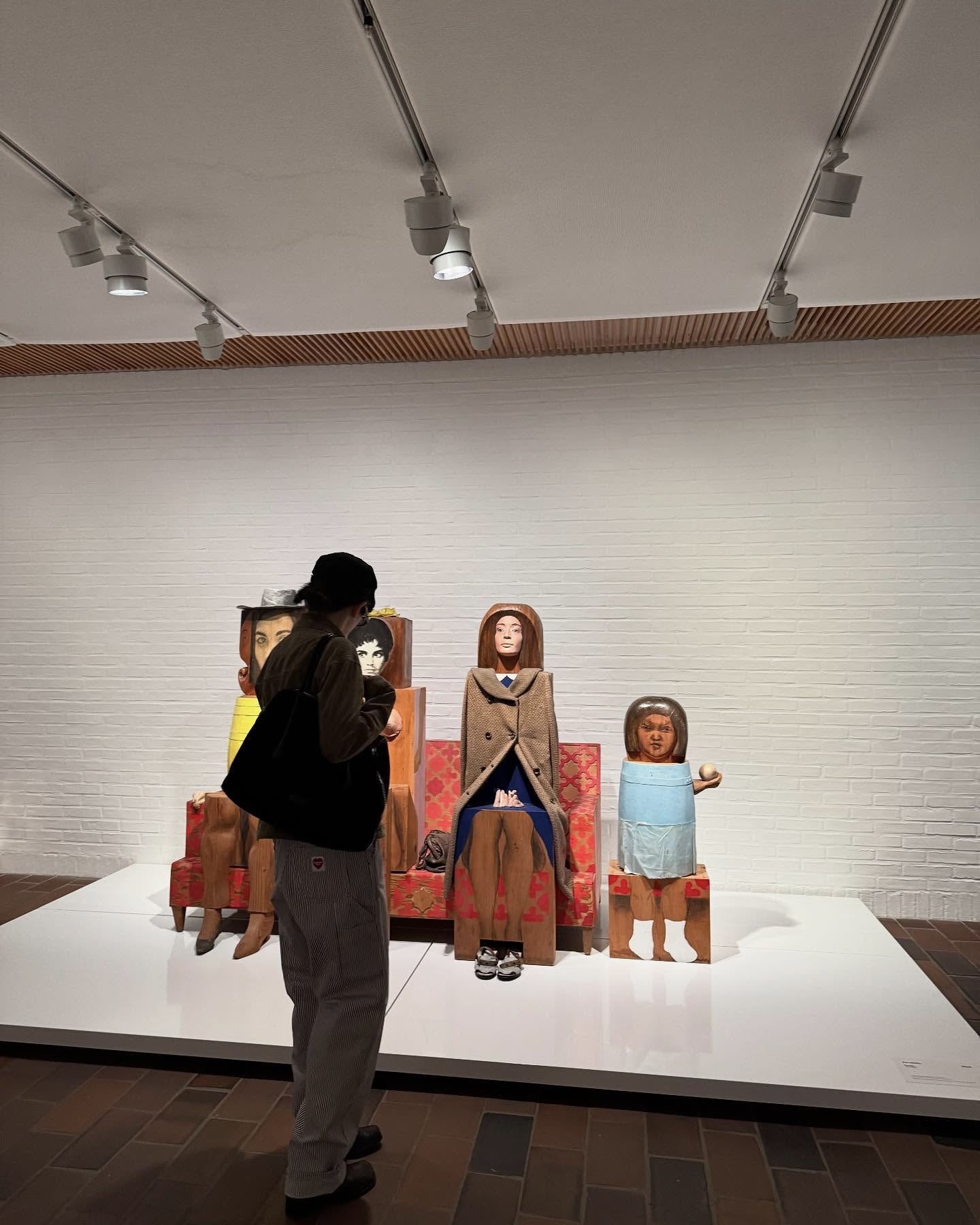 후드티, 데님 팬츠가 지겹다면👀
이번엔 꾸안꾸 무드의 색다른 칼하트 아이템에 주목해 보자🔍💫

지금 참고하기 좋은 슬기의 칼하트 아이템 2가지를 소개합니다.

1. 리버시블 플레이너 재킷, 40만 원대
슬기가 착용한 재킷은 겉면은 폴리에스테르 소재의 체크 패턴에 브랜드 c로고가 들어가고, 안감은 블랙 컬러에 로고 자수가 더해져 양면으로 착용할 수 있는 아이템입니다. 흑청 팬츠와 안경을 매치하면 고프코어 느낌의 트렌디한 룩을 완성할 수 있습니다.

2. 하코리 스트라이프 싱글 니 바지, 20만 원대
슬기가 입은 팬츠 코튼 트윌 소재를 활용한 스트레이트 핏 아이템으로, 블랙과 화이트의 히코리 스트라이프 패턴이 특징이죠. 이 바지에 슬림한 골지 재킷과 헌팅캡을 매치하면 모던하면서도 꾸안꾸 느낌의 가을룩을 연출할 수 있습니다. 이미지7