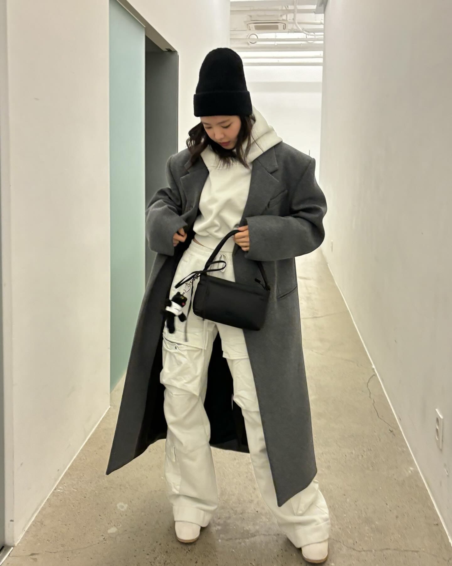 이제 코트 꺼내 입자🩶🖤
쌀쌀한 날씨엔 코트만큼 따뜻하고 분위기 있는 아이템이 없죠✨ 이미지8