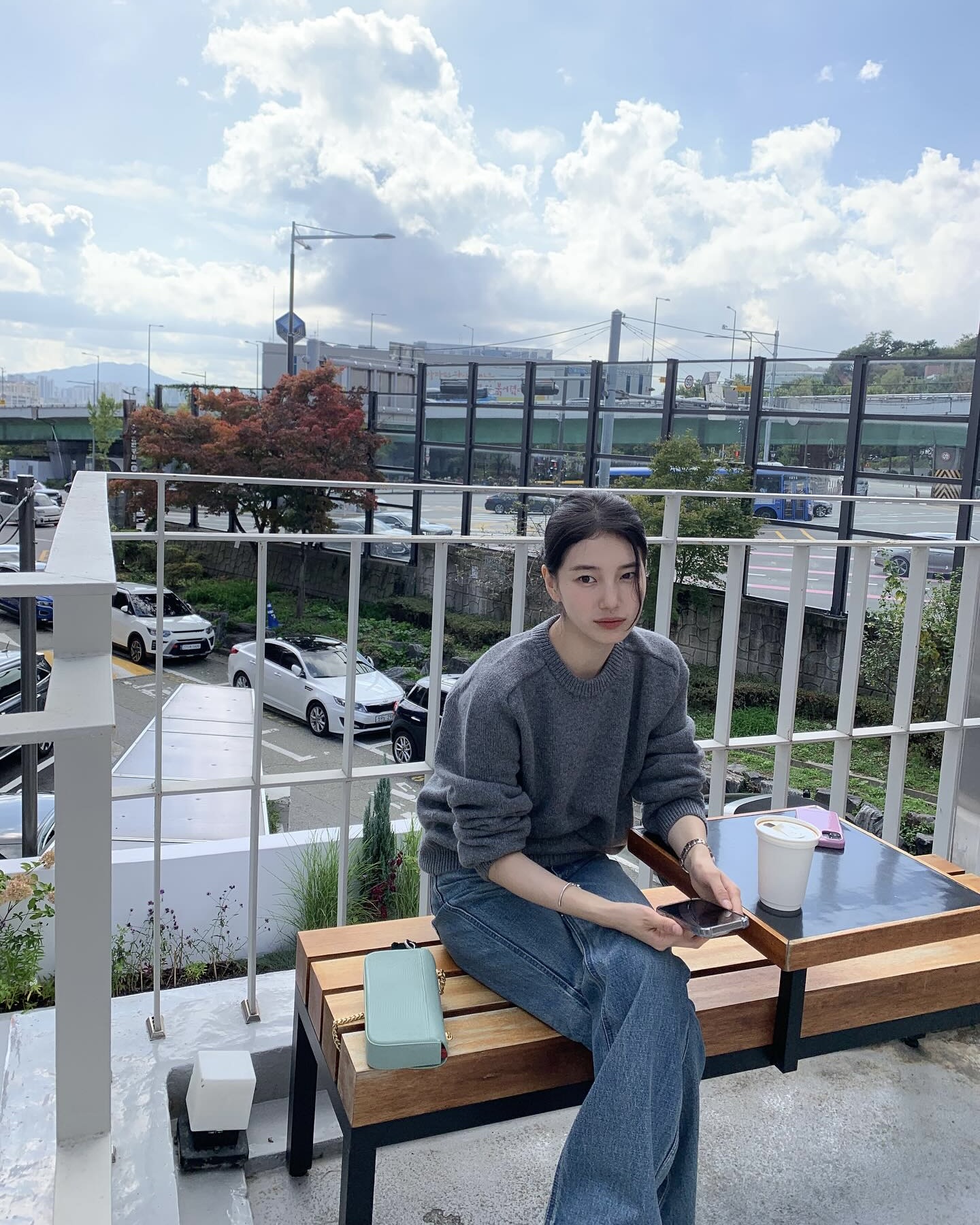 그레이 니트 살 땐 제대로 사자🩶
같은 셀린느 니트도 수지가 입으면 왜 달라 보일까?👀✨
수지의 가을 셀린느 니트 코디, 지금 소개해드릴게요.
1 셀린느 트리옹프 크루넥 스웨터, 170만 원대
울과 캐시미어 소재의 트리옹프 자수가 포인트인 크루넥 스웨터입니다. 그레이 니트에 데님 팬츠를 매치해 케주얼한 가을 데일리룩을 완성했습니다.
2. 셀린느 체인 숄더백, 900만 원대
연한 녹색이 섞인 그레이톤의 리자드 소재 숄더백입니다. 골드 트리옹프 메탈 클로저와 체인 스트랩이 클래식한 무드를 더하며, 그레이 니트와 함께 매치해 우아한 포인트를 주었습니다. 이미지2