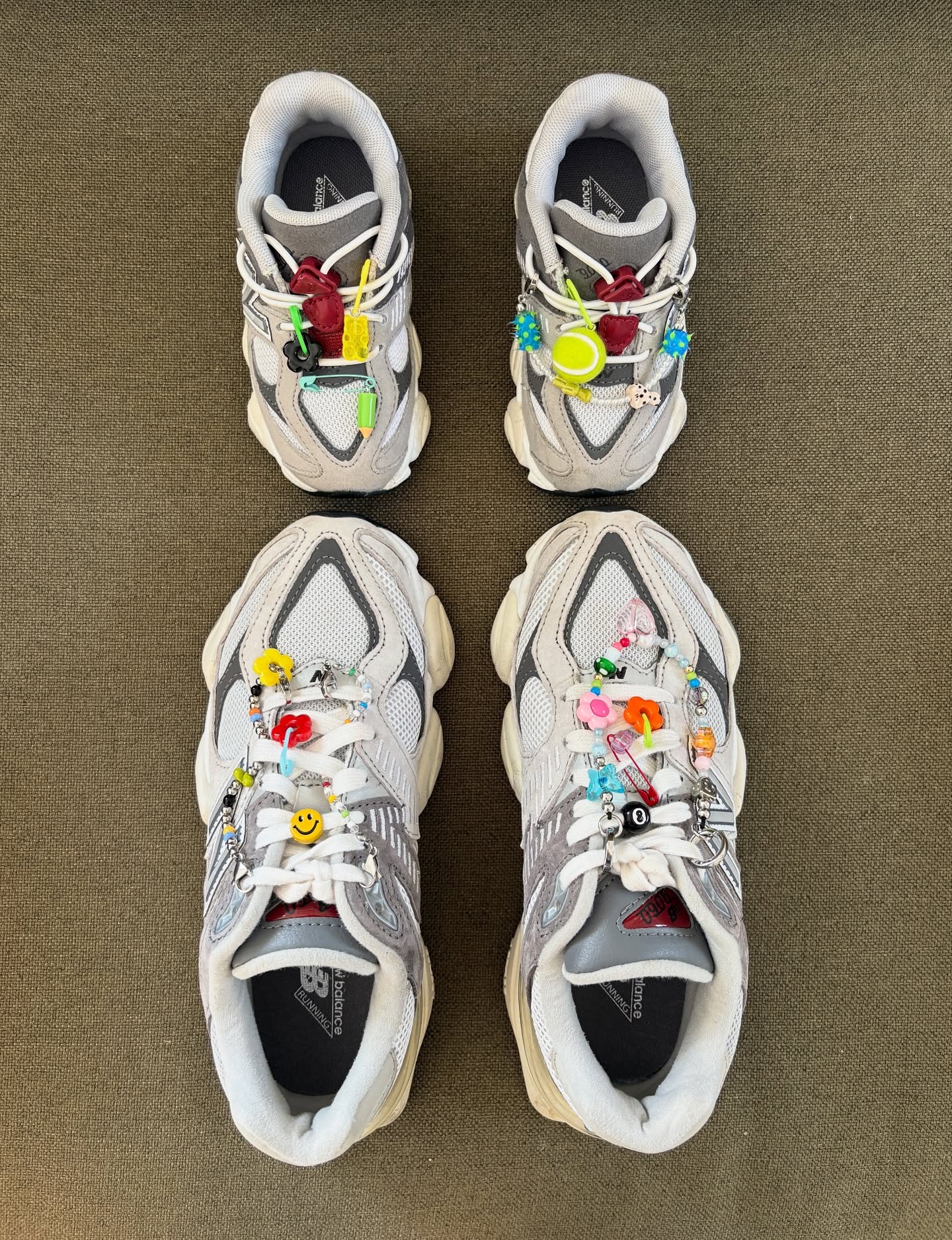 스니커즈에 주얼리💎 단다고?
LA에서 시작된 Charms Club, 전 세계가 주목한 ‘신발 꾸미기’✨

요즘 해외에선 새로운 커스터마이징 문화가 확산되고 있는데요. 이 흐름의 중심에는  LA 기반 브랜드 Charms Club이 있습니다. 우리는 스니커즈를 위한 주얼리를 만듭니다라는 슬로건처럼, 귀여움과 개성, 두 마리 토끼를 잡은 ‘신발 주얼리’ 트렌드의 대표주자죠.

단순히 끈 색깔을 바꾸는 수준을 넘어, 신발 자체를 하나의 ‘패션 캔버스’로 만드는 것, 여러분은 어떻게 생각하시나요? 이미지7