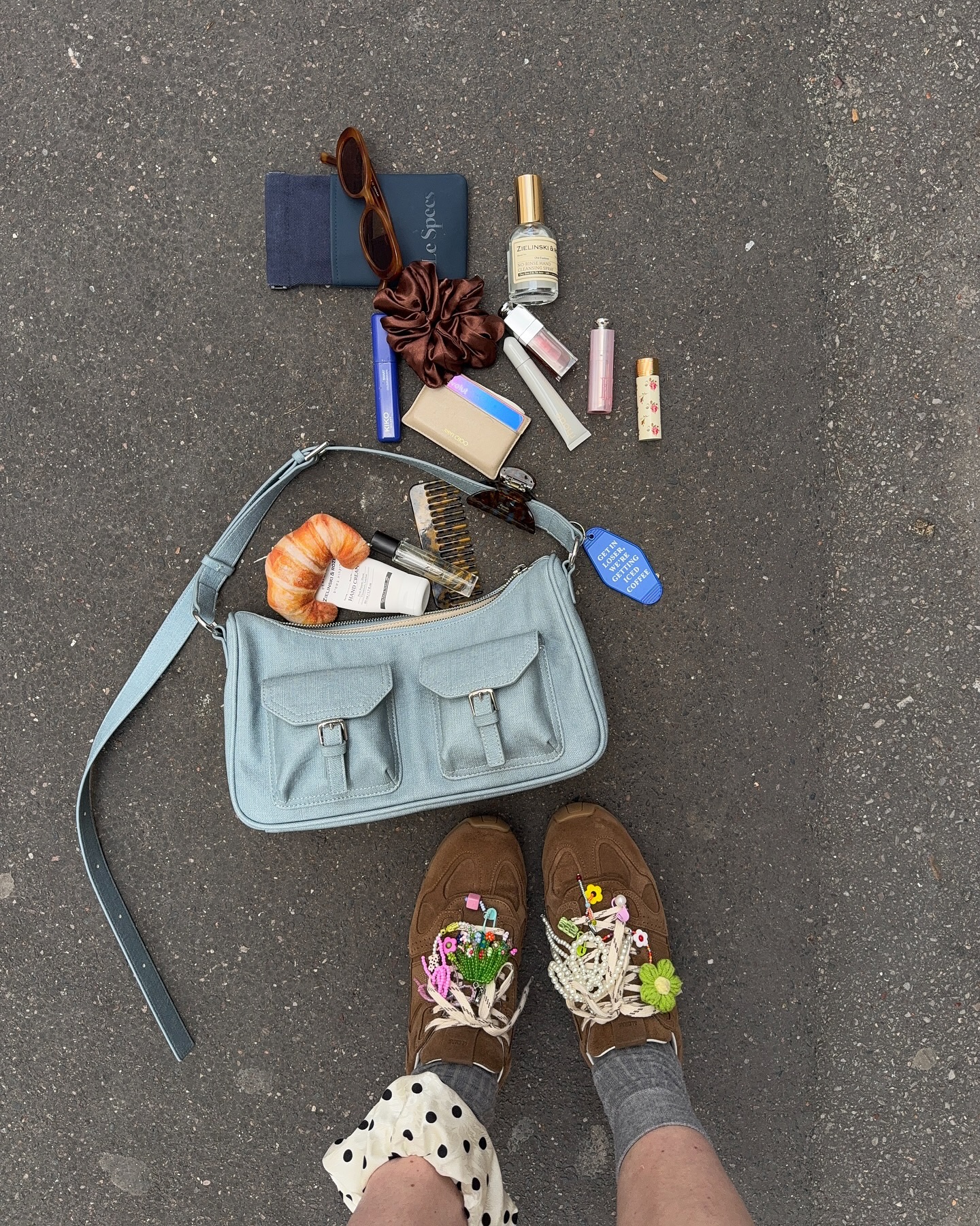 스니커즈에 주얼리💎 단다고?
LA에서 시작된 Charms Club, 전 세계가 주목한 ‘신발 꾸미기’✨

요즘 해외에선 새로운 커스터마이징 문화가 확산되고 있는데요. 이 흐름의 중심에는  LA 기반 브랜드 Charms Club이 있습니다. 우리는 스니커즈를 위한 주얼리를 만듭니다라는 슬로건처럼, 귀여움과 개성, 두 마리 토끼를 잡은 ‘신발 주얼리’ 트렌드의 대표주자죠.

단순히 끈 색깔을 바꾸는 수준을 넘어, 신발 자체를 하나의 ‘패션 캔버스’로 만드는 것, 여러분은 어떻게 생각하시나요? 이미지4