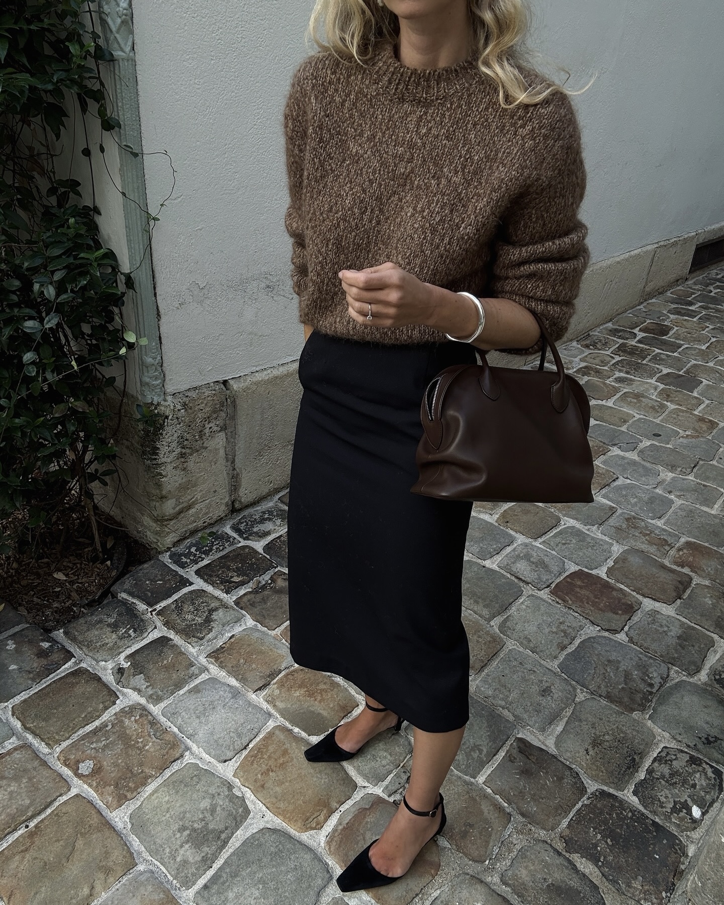 매일 입고 싶은 스커트 컬렉션💖 
취향에 따라 스커트들을 참고해서 데일리룩에 활용하자🧚🏻💫
롱스커트 고민 중이라면, 다른 매력의 4가지 스커트를 살펴보세요.
1. 펜슬스커트
몸의 라인을 따라 슬림하게 떨어지는 실루엣의 세련된 스커트로 니트와 매치하면 포멀룩을, 블라우스와 매치하면 우아한 무드를 연출해 줍니다.
2. 레이스 스커트
밑단에 은은하게 레이스 디테일이 들어간 우아한 스커트로 부츠와 매치하면 페미닌한 무드가 돋보이고, 바람막이와 매치하면 트렌디한 룩을 연출할 수 있습니다.
3. 플레어스커트
곡선과 볼륨감이 살아 있는 여성스러운 실루엣의 스커트로 레더 재킷과 매치하면 시크한 느낌을, 스웨이드 재킷과 매치하면 고급스러운 모던룩을 완성해 줍니다.
4. 체크 스커트
볼드한 패턴의 체크 스커트와 코트를 매치하면 미니멀하면서도 프레피 룩을, 작은 패턴의 체크 스커트와 니트를 매치하면 시크하면서도 클래식한 무드를 완성할 수 있습니다. 이미지