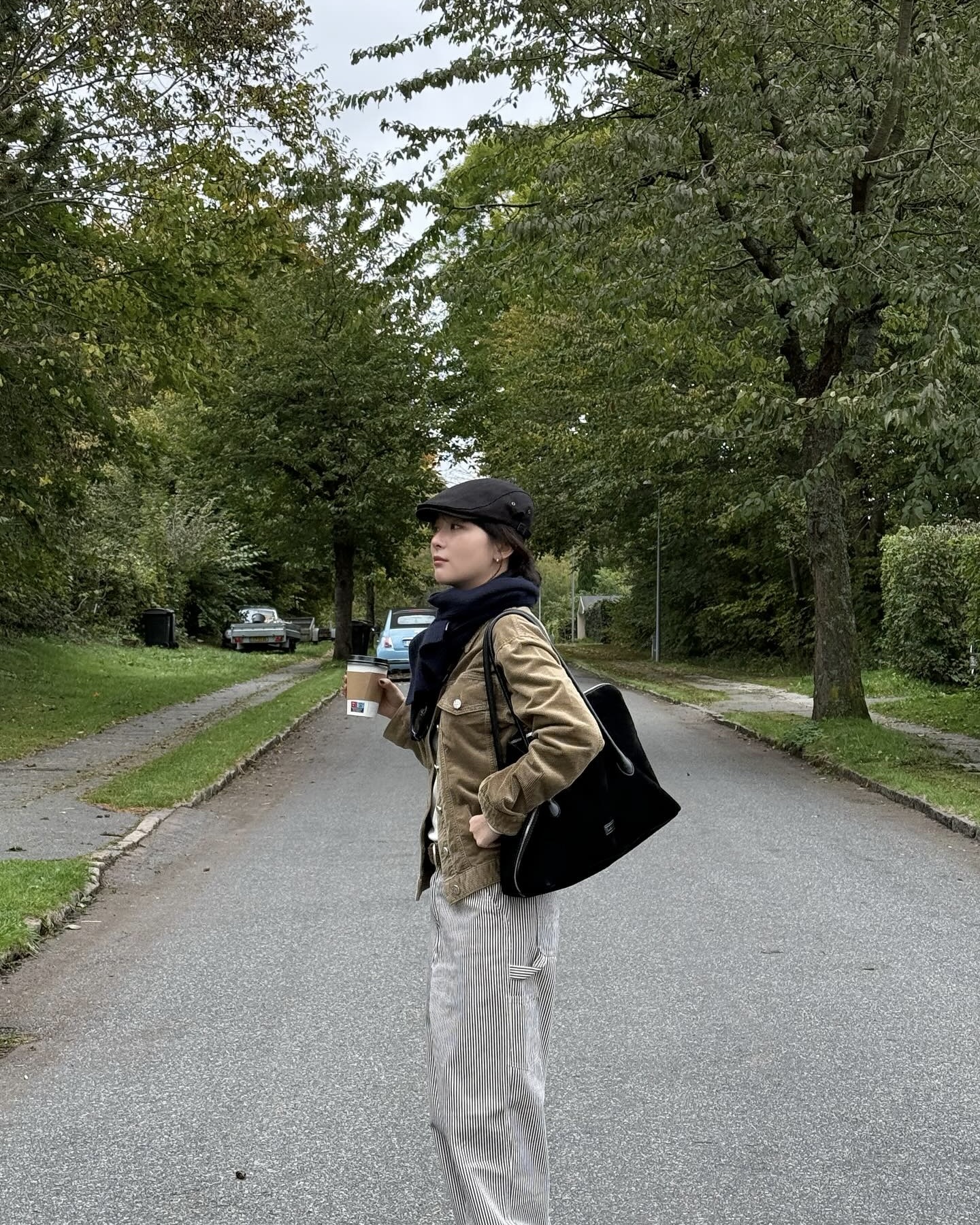 후드티, 데님 팬츠가 지겹다면👀
이번엔 꾸안꾸 무드의 색다른 칼하트 아이템에 주목해 보자🔍💫

지금 참고하기 좋은 슬기의 칼하트 아이템 2가지를 소개합니다.

1. 리버시블 플레이너 재킷, 40만 원대
슬기가 착용한 재킷은 겉면은 폴리에스테르 소재의 체크 패턴에 브랜드 c로고가 들어가고, 안감은 블랙 컬러에 로고 자수가 더해져 양면으로 착용할 수 있는 아이템입니다. 흑청 팬츠와 안경을 매치하면 고프코어 느낌의 트렌디한 룩을 완성할 수 있습니다.

2. 하코리 스트라이프 싱글 니 바지, 20만 원대
슬기가 입은 팬츠 코튼 트윌 소재를 활용한 스트레이트 핏 아이템으로, 블랙과 화이트의 히코리 스트라이프 패턴이 특징이죠. 이 바지에 슬림한 골지 재킷과 헌팅캡을 매치하면 모던하면서도 꾸안꾸 느낌의 가을룩을 연출할 수 있습니다. 이미지6