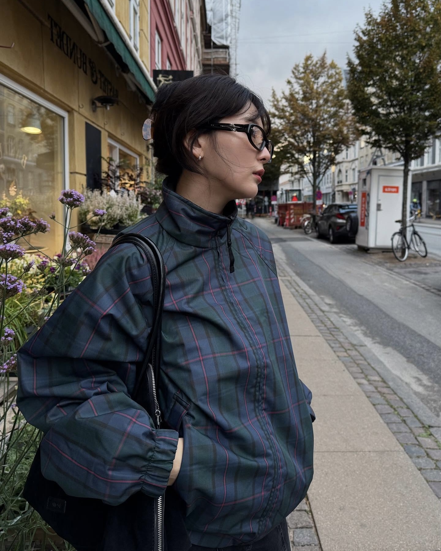 후드티, 데님 팬츠가 지겹다면👀
이번엔 꾸안꾸 무드의 색다른 칼하트 아이템에 주목해 보자🔍💫

지금 참고하기 좋은 슬기의 칼하트 아이템 2가지를 소개합니다.

1. 리버시블 플레이너 재킷, 40만 원대
슬기가 착용한 재킷은 겉면은 폴리에스테르 소재의 체크 패턴에 브랜드 c로고가 들어가고, 안감은 블랙 컬러에 로고 자수가 더해져 양면으로 착용할 수 있는 아이템입니다. 흑청 팬츠와 안경을 매치하면 고프코어 느낌의 트렌디한 룩을 완성할 수 있습니다.

2. 하코리 스트라이프 싱글 니 바지, 20만 원대
슬기가 입은 팬츠 코튼 트윌 소재를 활용한 스트레이트 핏 아이템으로, 블랙과 화이트의 히코리 스트라이프 패턴이 특징이죠. 이 바지에 슬림한 골지 재킷과 헌팅캡을 매치하면 모던하면서도 꾸안꾸 느낌의 가을룩을 연출할 수 있습니다. 이미지3