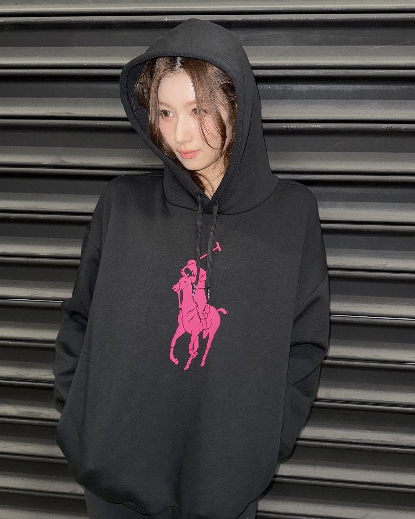 가을 폴로 놓치면 섭섭하지🥲
후드티부터 아우터까지 실패없는 셀럽 폴로템 같이 살펴보자🏈🔍

가을하면 생각나는 랄프 로렌의 아이템 2가지를 모았습니다.

1. 핑크 포니 릴렉스핏 후디, 29만 원대
사나가 입은 오버핏 후드티는 면과 폴리에스테르 혼합 소재로 브랜드 시그니처인 빅 포니 핑크 자수가 포인트죠. 사나는 블랙진과 매치해 캐주얼하면서도 포멀한 룩을 완성했습니다.

2. 베이포트 인디고 다이 데님 재킷, 39만 원대
이유정이 입은 재킷은 면 소재로 인디고 염색 기법을 사용해 자연스러운 워싱이 있어 클래식하면서도 빈티지한 아이템이죠. 이 재킷에 베이지 팬츠와 화이트 이너티를 입어주면 클래식하면서도 모던한 무드가 연출됩니다. 이미지2