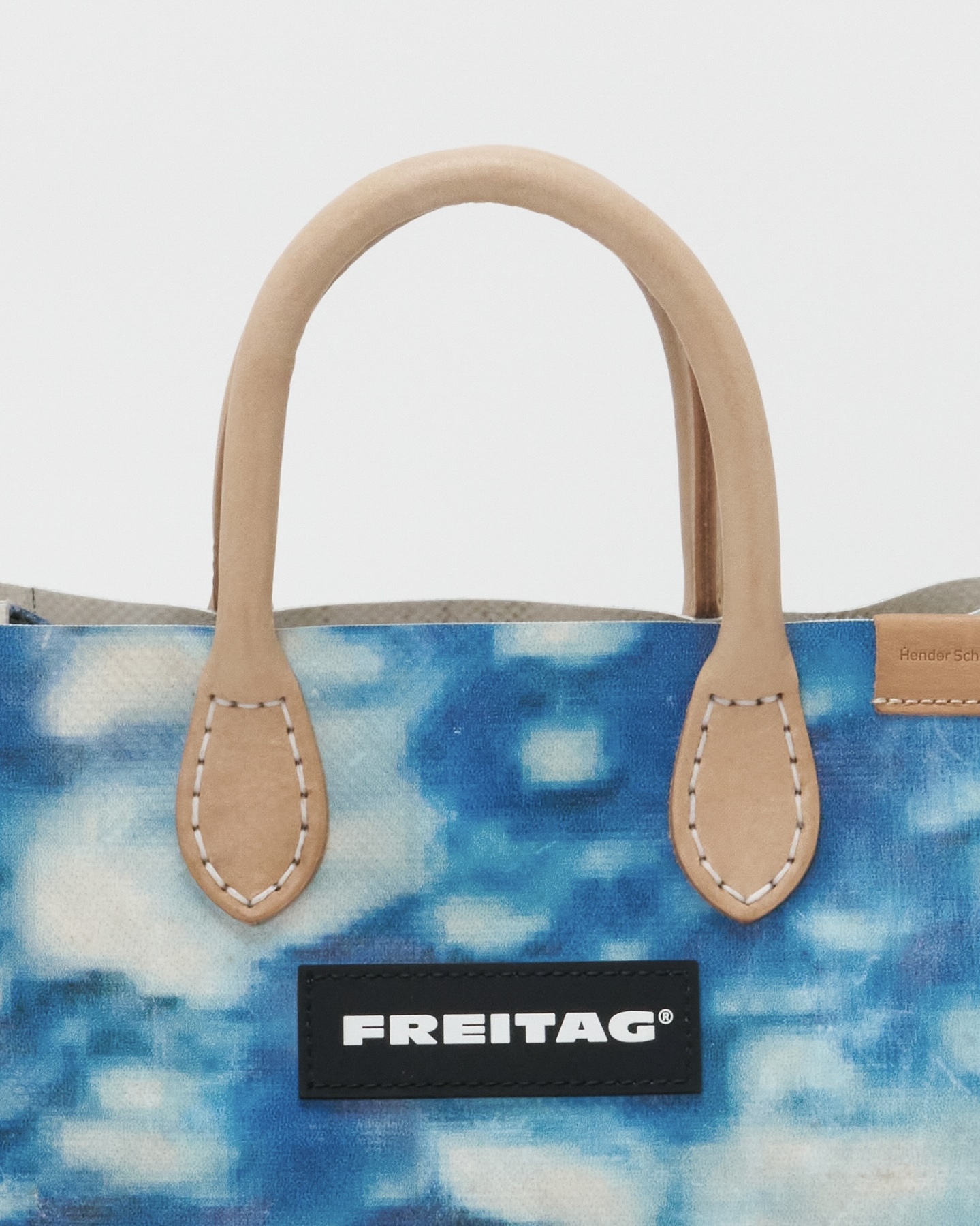 프라이탁 x 헨더스킴 영입 각👜 이미지8