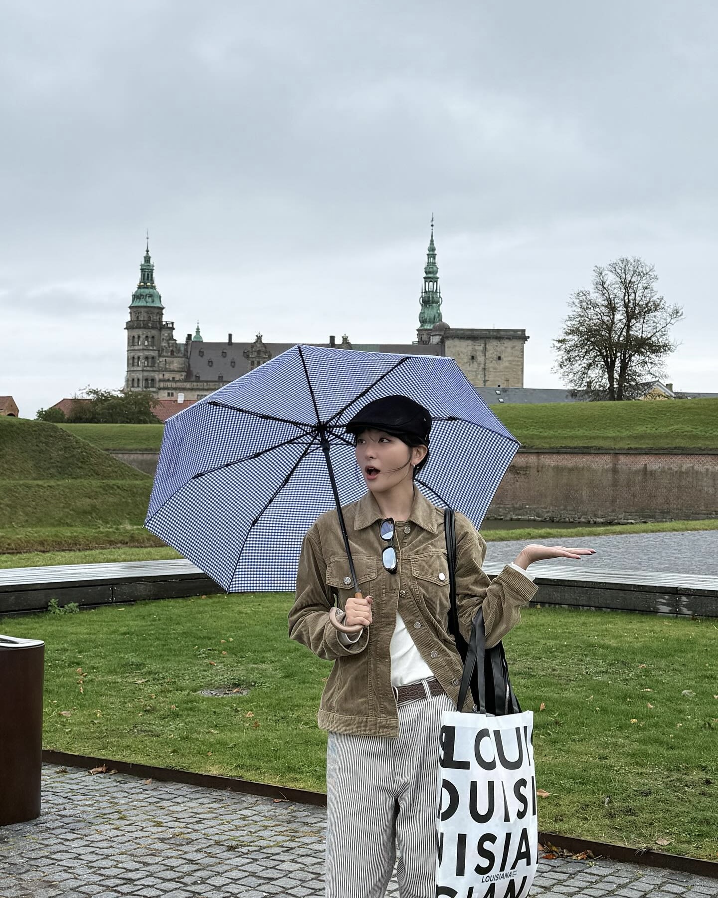 후드티, 데님 팬츠가 지겹다면👀
이번엔 꾸안꾸 무드의 색다른 칼하트 아이템에 주목해 보자🔍💫

지금 참고하기 좋은 슬기의 칼하트 아이템 2가지를 소개합니다.

1. 리버시블 플레이너 재킷, 40만 원대
슬기가 착용한 재킷은 겉면은 폴리에스테르 소재의 체크 패턴에 브랜드 c로고가 들어가고, 안감은 블랙 컬러에 로고 자수가 더해져 양면으로 착용할 수 있는 아이템입니다. 흑청 팬츠와 안경을 매치하면 고프코어 느낌의 트렌디한 룩을 완성할 수 있습니다.

2. 하코리 스트라이프 싱글 니 바지, 20만 원대
슬기가 입은 팬츠 코튼 트윌 소재를 활용한 스트레이트 핏 아이템으로, 블랙과 화이트의 히코리 스트라이프 패턴이 특징이죠. 이 바지에 슬림한 골지 재킷과 헌팅캡을 매치하면 모던하면서도 꾸안꾸 느낌의 가을룩을 연출할 수 있습니다. 이미지5