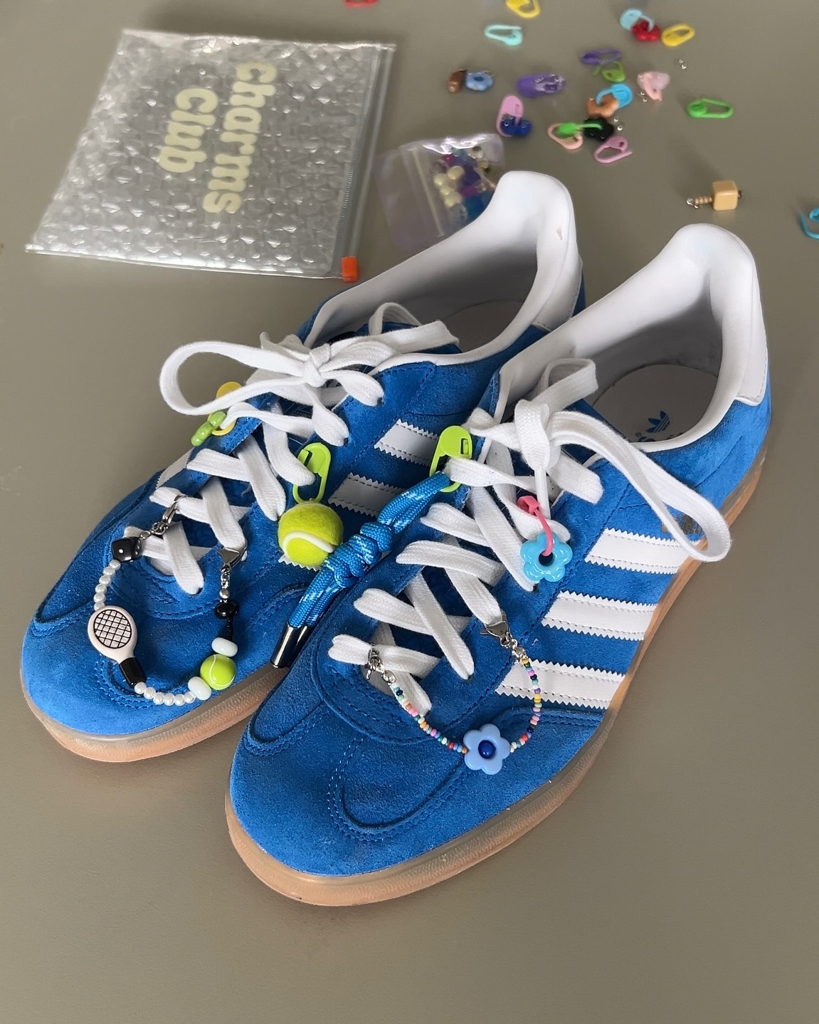 스니커즈에 주얼리💎 단다고?
LA에서 시작된 Charms Club, 전 세계가 주목한 ‘신발 꾸미기’✨

요즘 해외에선 새로운 커스터마이징 문화가 확산되고 있는데요. 이 흐름의 중심에는  LA 기반 브랜드 Charms Club이 있습니다. 우리는 스니커즈를 위한 주얼리를 만듭니다라는 슬로건처럼, 귀여움과 개성, 두 마리 토끼를 잡은 ‘신발 주얼리’ 트렌드의 대표주자죠.

단순히 끈 색깔을 바꾸는 수준을 넘어, 신발 자체를 하나의 ‘패션 캔버스’로 만드는 것, 여러분은 어떻게 생각하시나요? 이미지6