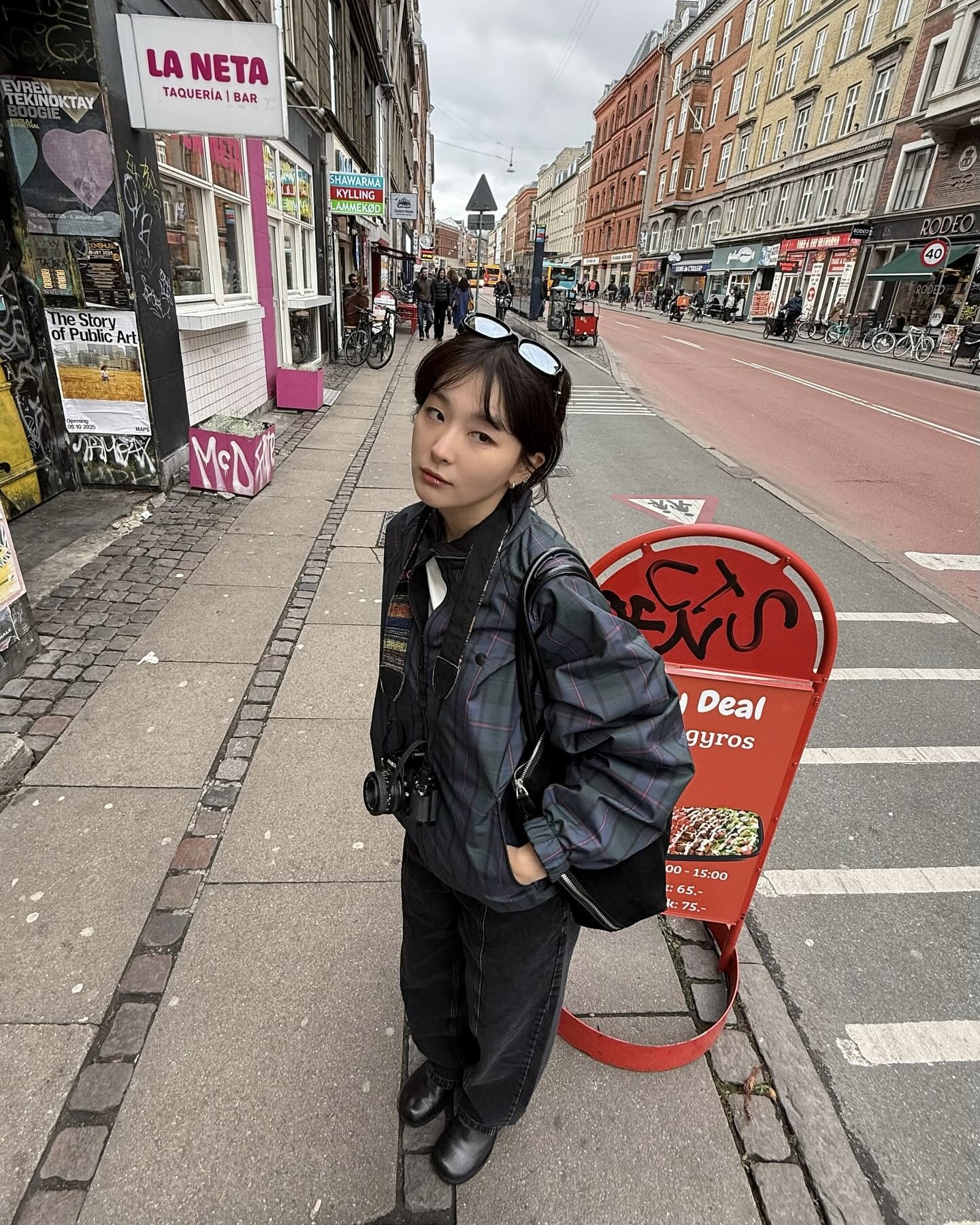 후드티, 데님 팬츠가 지겹다면👀
이번엔 꾸안꾸 무드의 색다른 칼하트 아이템에 주목해 보자🔍💫

지금 참고하기 좋은 슬기의 칼하트 아이템 2가지를 소개합니다.

1. 리버시블 플레이너 재킷, 40만 원대
슬기가 착용한 재킷은 겉면은 폴리에스테르 소재의 체크 패턴에 브랜드 c로고가 들어가고, 안감은 블랙 컬러에 로고 자수가 더해져 양면으로 착용할 수 있는 아이템입니다. 흑청 팬츠와 안경을 매치하면 고프코어 느낌의 트렌디한 룩을 완성할 수 있습니다.

2. 하코리 스트라이프 싱글 니 바지, 20만 원대
슬기가 입은 팬츠 코튼 트윌 소재를 활용한 스트레이트 핏 아이템으로, 블랙과 화이트의 히코리 스트라이프 패턴이 특징이죠. 이 바지에 슬림한 골지 재킷과 헌팅캡을 매치하면 모던하면서도 꾸안꾸 느낌의 가을룩을 연출할 수 있습니다. 이미지1