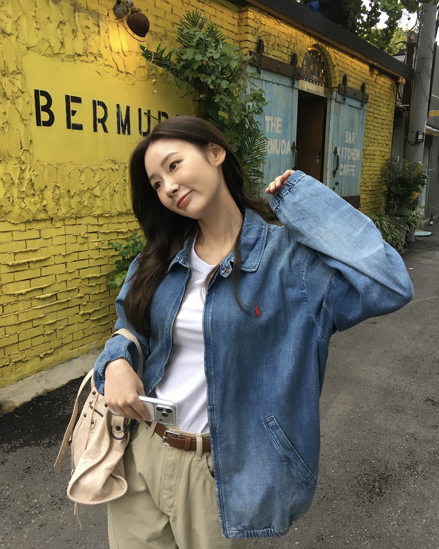 가을 폴로 놓치면 섭섭하지🥲
후드티부터 아우터까지 실패없는 셀럽 폴로템 같이 살펴보자🏈🔍

가을하면 생각나는 랄프 로렌의 아이템 2가지를 모았습니다.

1. 핑크 포니 릴렉스핏 후디, 29만 원대
사나가 입은 오버핏 후드티는 면과 폴리에스테르 혼합 소재로 브랜드 시그니처인 빅 포니 핑크 자수가 포인트죠. 사나는 블랙진과 매치해 캐주얼하면서도 포멀한 룩을 완성했습니다.

2. 베이포트 인디고 다이 데님 재킷, 39만 원대
이유정이 입은 재킷은 면 소재로 인디고 염색 기법을 사용해 자연스러운 워싱이 있어 클래식하면서도 빈티지한 아이템이죠. 이 재킷에 베이지 팬츠와 화이트 이너티를 입어주면 클래식하면서도 모던한 무드가 연출됩니다. 이미지4