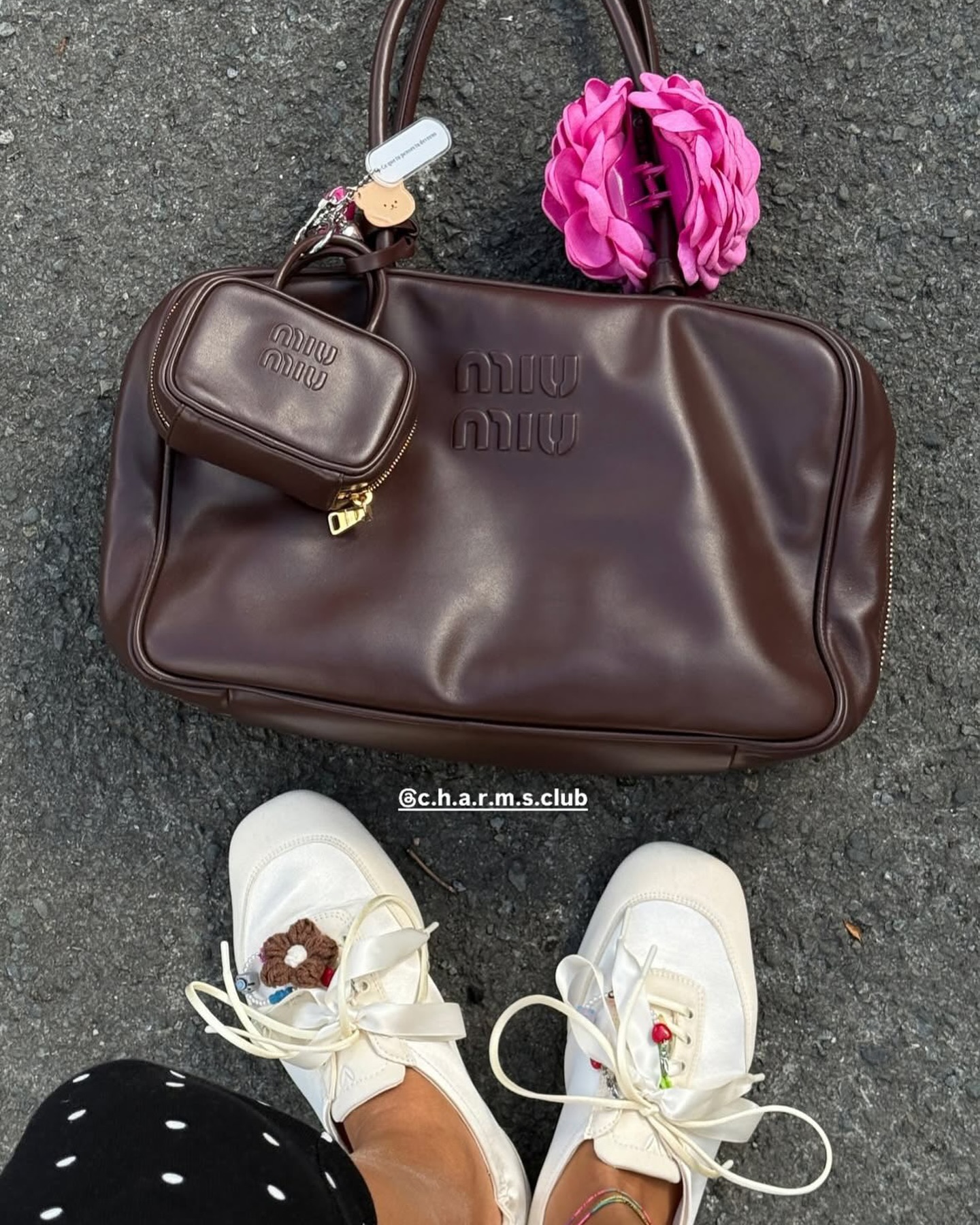 스니커즈에 주얼리💎 단다고?
LA에서 시작된 Charms Club, 전 세계가 주목한 ‘신발 꾸미기’✨

요즘 해외에선 새로운 커스터마이징 문화가 확산되고 있는데요. 이 흐름의 중심에는  LA 기반 브랜드 Charms Club이 있습니다. 우리는 스니커즈를 위한 주얼리를 만듭니다라는 슬로건처럼, 귀여움과 개성, 두 마리 토끼를 잡은 ‘신발 주얼리’ 트렌드의 대표주자죠.

단순히 끈 색깔을 바꾸는 수준을 넘어, 신발 자체를 하나의 ‘패션 캔버스’로 만드는 것, 여러분은 어떻게 생각하시나요? 이미지3