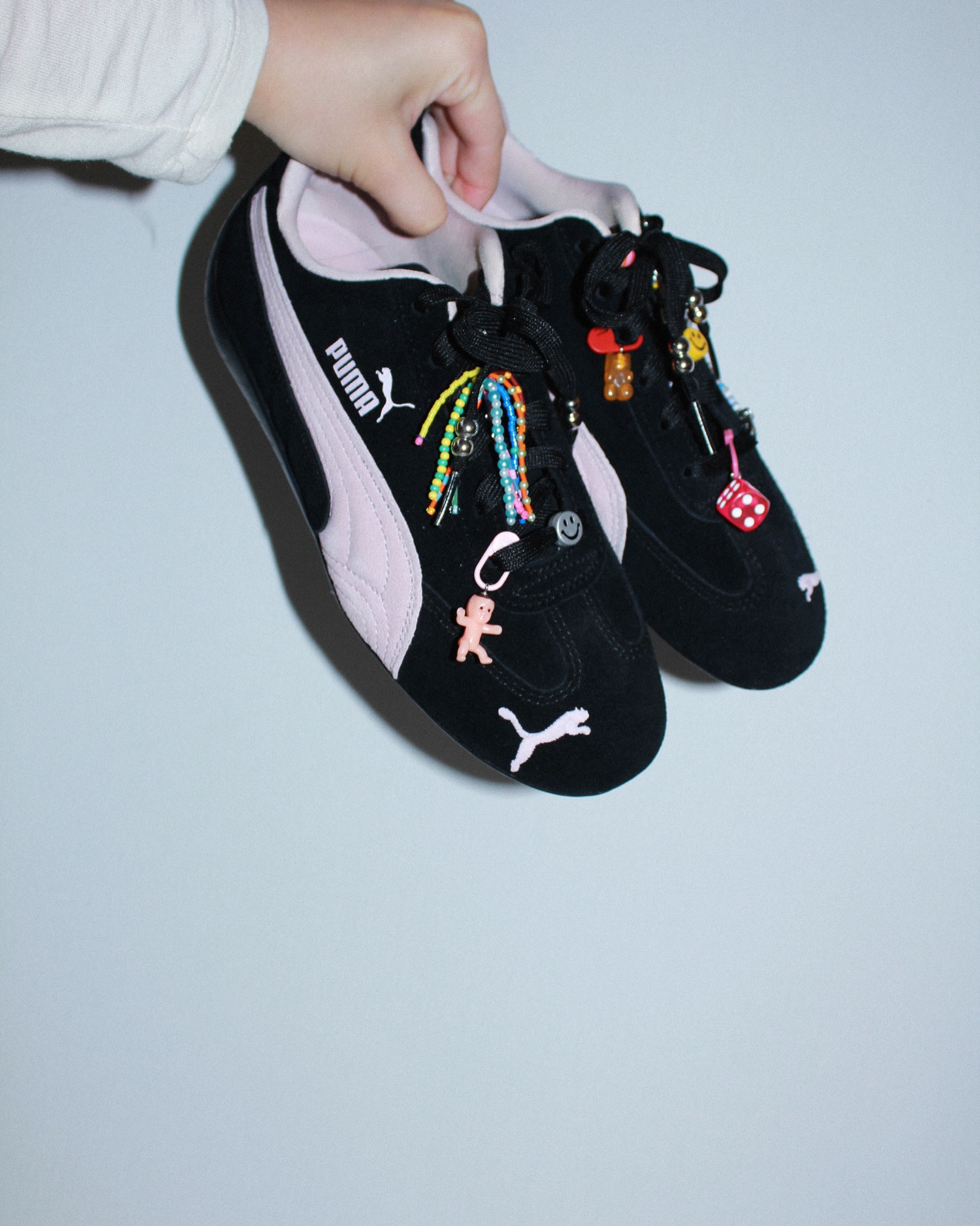 스니커즈에 주얼리💎 단다고?
LA에서 시작된 Charms Club, 전 세계가 주목한 ‘신발 꾸미기’✨

요즘 해외에선 새로운 커스터마이징 문화가 확산되고 있는데요. 이 흐름의 중심에는  LA 기반 브랜드 Charms Club이 있습니다. 우리는 스니커즈를 위한 주얼리를 만듭니다라는 슬로건처럼, 귀여움과 개성, 두 마리 토끼를 잡은 ‘신발 주얼리’ 트렌드의 대표주자죠.

단순히 끈 색깔을 바꾸는 수준을 넘어, 신발 자체를 하나의 ‘패션 캔버스’로 만드는 것, 여러분은 어떻게 생각하시나요? 이미지2