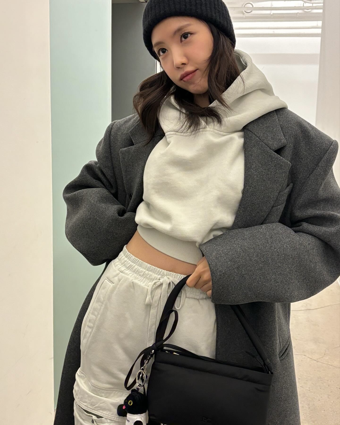 이제 코트 꺼내 입자🩶🖤
쌀쌀한 날씨엔 코트만큼 따뜻하고 분위기 있는 아이템이 없죠✨ 이미지7