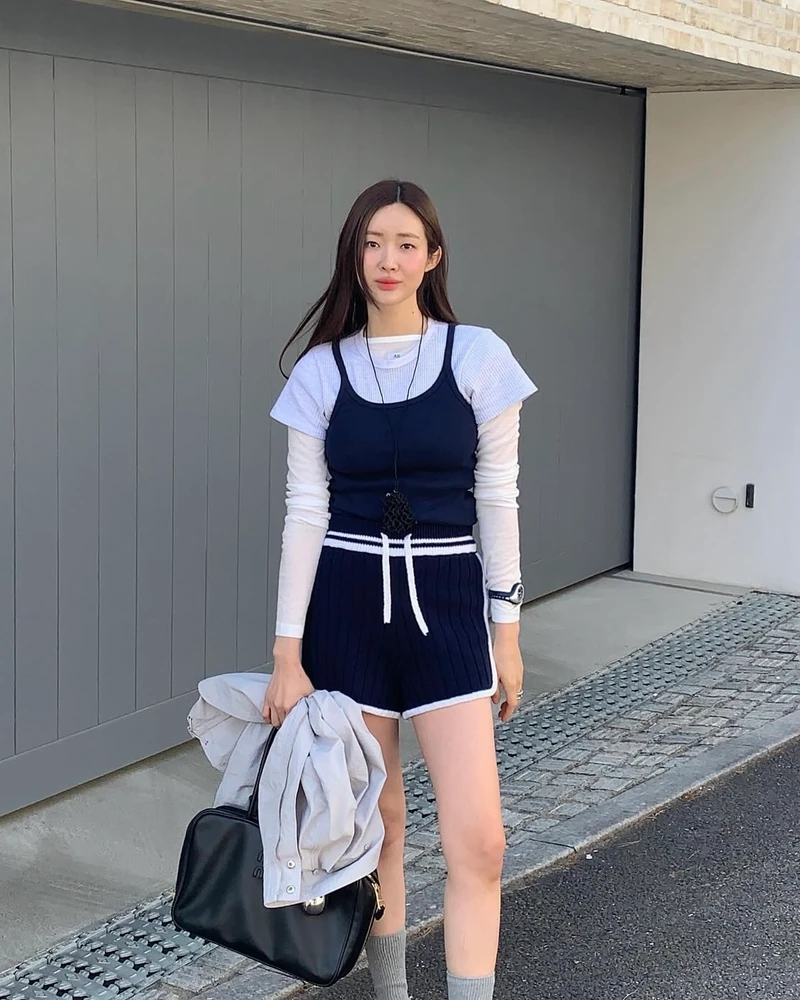 이너티 하나쯤 있지?그럼 겹쳐봐🪄
긴팔티 위에 반팔 레이어링해서 센스 있는 룩 완성해 보자💗🧚🏻 이미지4