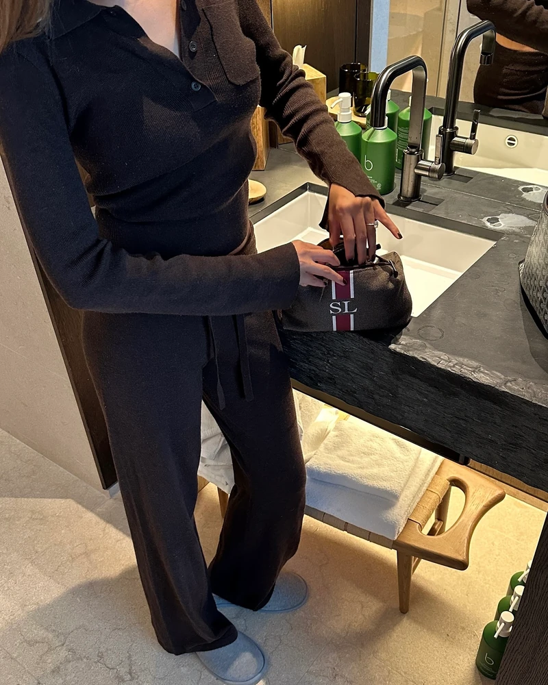 가을엔 모카무스 브라운🤎
원마일웨어로 입기 좋은 아다놀라 셋업 2가지🏠
편안함과 스타일을 동시에 챙긴 아다놀라, 지금 소개해드릴게요.
1. 아다놀라 니트 롱슬리브 버튼업, 10만 원대
가볍고 부드러운 원단으로 착용감이 편안하며, 니트 소재의 롱슬리브 탑입니다. 카라 디자인과 커프 슬릿 디테일이 포인트인데요. 브라운 컬러 팬츠와 셋업으로 매치해 모던한 홈웨어 스타일을 완성했습니다.
2. 아다놀라 니트 스트레이트 팬츠, 10만 원대
두께감 있는 니트 원단으로 제작된 하이웨이스트 팬츠입니다. 허리 밴딩과 부드러운 신축성이 더해져 실루엣이 깔끔하게 떨어지는데요. 같은 컬러의 버튼업 니트와 매치해 원마일웨어룩을 완성했습니다. 이미지1