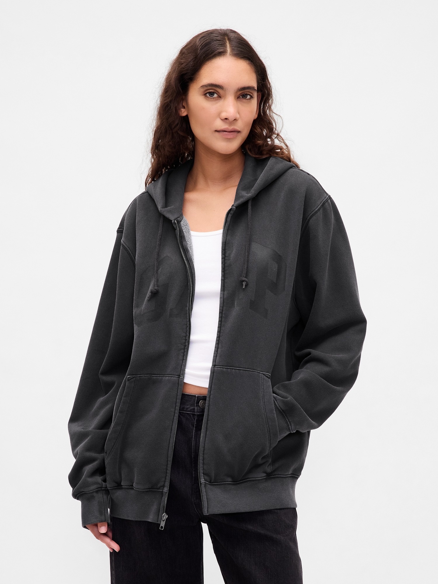 요즘 다시 뜨는✨로고 후디
레트로 감성의 귀환, 품절 직전 갭 후드티 유행 시작?🧶

갭은 1969년 미국 샌프란시스코에서 시작된 글로벌 캐주얼 브랜드로, 로고 후드와 스웨트셔츠로 잘 알려져 있습니다. 최근에는 90년대 복고 열풍과 함께 갭 로고 후드가 다시 주목받고 있습니다. 단순한 디자인, 여유로운 실루엣, 그리고 편안한 착용감이 특징입니다.

 특히 네이비, 차콜, 브라운, 계열 제품이 높은 선호도를 보이는데, 트렌드보다는 기본에 충실한 스타일로, 오랜 시간 꾸준한 인기를 유지하고 있습니다. 이미지10