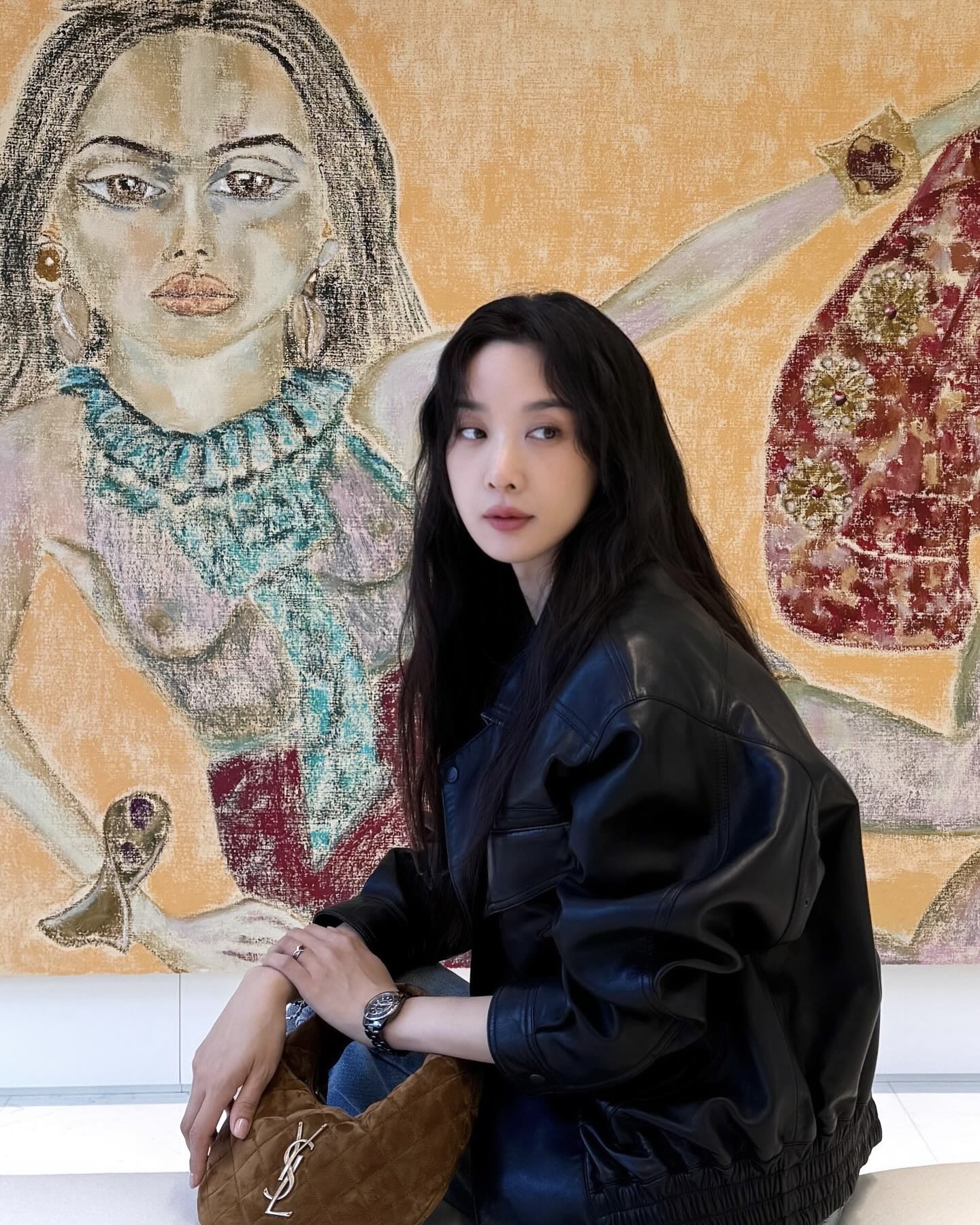 가을에는 손목이 주인공이야🤎
한 번 보면 잊기 힘든 우아한 시계 스타일링👀✨

한눈에 시선이 머무는 시계 스타일링, 지금 소개해드릴게요.

1. 오데마 피게 로열 오크 셀프와인딩 2,800만 원대
아이린이 착용한 시계는 스테인리스 스틸 소재의 셀프와인딩 시계입니다. 그랑 타피스리 패턴 다이얼과 8각 베젤 디자인이 시그니처로, 실버 컬러 브레이슬릿이 세련된 포인트를 더하는데요. 테일러드 재킷에 데님 팬츠를 매치해 클래식한 무드를, 카라 티셔츠에는 토트백으로 포인트를 더해 가을 데일리룩을 완성했습니다.

2. 샤넬 J12 워치 칼리버 12.1, 1,000만 원대
이청아가 착용한 시계는 샤넬 J12 워치 칼리버 12.1, 38mm 세라믹입니다. 블랙 세라믹 케이스와 브레이슬릿이 조화를 이루며, 세련된 광택과 견고한 실루엣으로 모던한 매력을 더하는데요.  블랙 레더 재킷과 데님 팬츠, 브라운 퀼팅 백을 매치해 시크한 갤러리룩을 완성했습니다. 이미지5