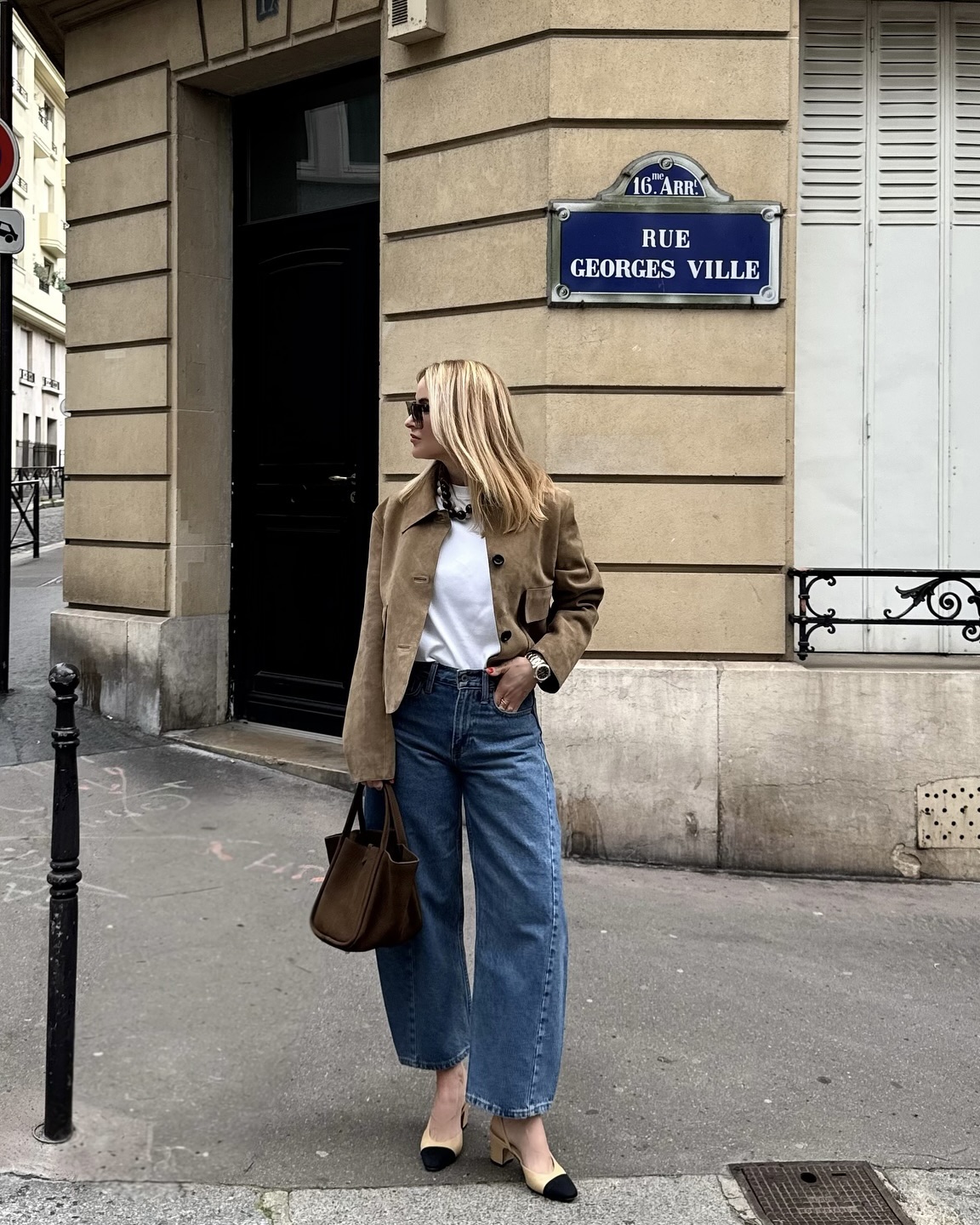 트렌디한 여자들의 시그니처 진👖
이번 가을 꼭 입어야 할 배럴 레그 팬츠💙🖤
요즘 눈에 자주 띄는 배럴 레그 팬츠, 입어보셨나요?
 
허벅지 라인에 볼륨을 주고 발목으로 갈수록 좁아지는 실루엣으로, 올해 가장 주목받는 데님 팬츠입니다.
배럴 레그 팬츠는 원래 승마용 바지와 작업복에서 시작되었는데요. 일자핏보다 풍성하고, 벌룬 팬츠와 비슷한 실루엣을 가지고 있죠.
이제 배럴 팬츠는 유행을 넘어 스키니진이나 카프리 팬츠처럼 기본적인 팬츠 실루엣 중 하나로 자리 잡은 스테디 아이템입니다.  올가을에는 배럴 팬츠로 가을 스타일링을 완성해보세요. 이미지5