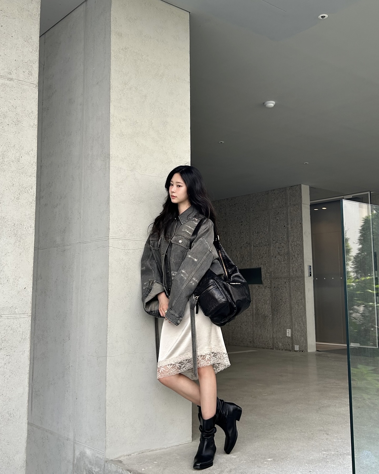 따뜻하고 편안한 앵클부츠 어때?🍂
긴바지에도 스커트에도 앵클부츠만한 게 없지🖤✨룩에 활용하자 이미지