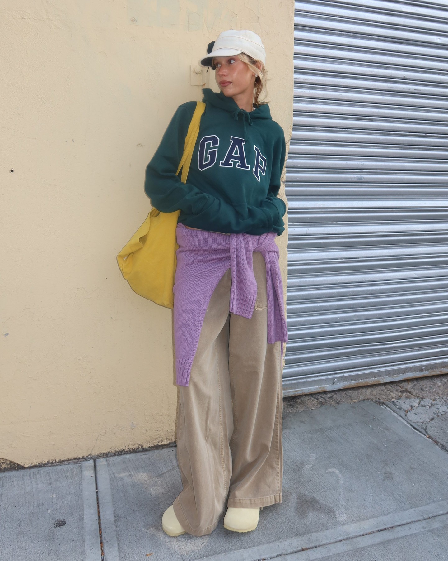 요즘 다시 뜨는✨로고 후디
레트로 감성의 귀환, 품절 직전 갭 후드티 유행 시작?🧶

갭은 1969년 미국 샌프란시스코에서 시작된 글로벌 캐주얼 브랜드로, 로고 후드와 스웨트셔츠로 잘 알려져 있습니다. 최근에는 90년대 복고 열풍과 함께 갭 로고 후드가 다시 주목받고 있습니다. 단순한 디자인, 여유로운 실루엣, 그리고 편안한 착용감이 특징입니다.

 특히 네이비, 차콜, 브라운, 계열 제품이 높은 선호도를 보이는데, 트렌드보다는 기본에 충실한 스타일로, 오랜 시간 꾸준한 인기를 유지하고 있습니다. 이미지5