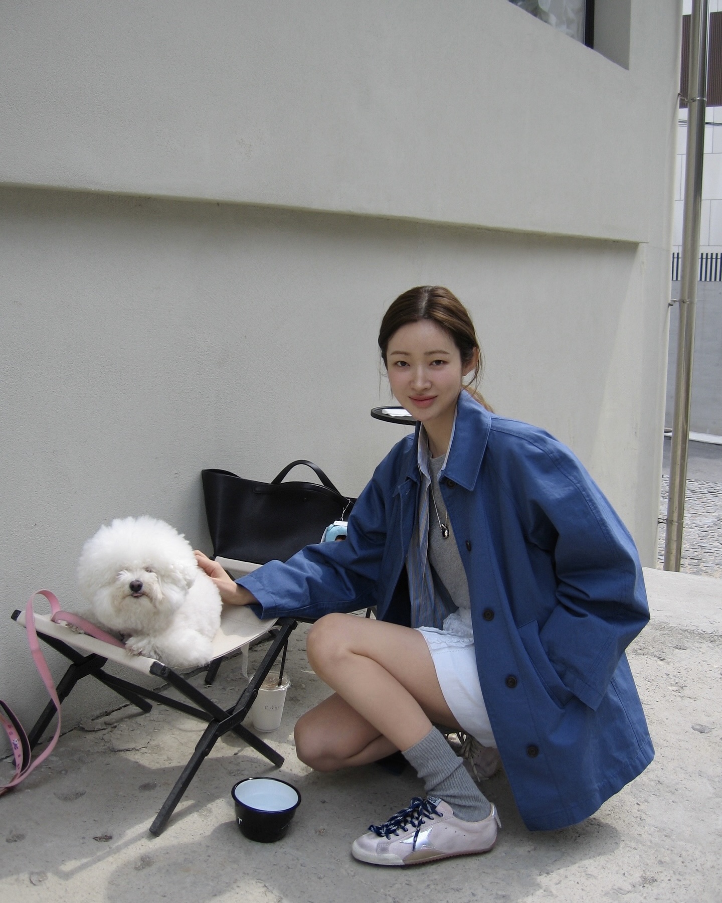 트렌드 모두 담은 골든구스 운동화🤎
차정원의 부드러운 스웨이드에 플랫 운동화 같이 살펴보자💓✨

빈티지한 느낌의 골든구스의 스웨이드 운동화 2가지를 소개합니다.

1. 토바코 스웨이드 어퍼 실버 스타 마라톤 스피드, 90만 원대
가을 무드가 느껴지는 이 운동화는 브라운 컬러의 스웨이드 소재와 실버 프린트 스타 장식이 포인트로 빈티지 느낌의 크림 컬러 신발끈이 구성되어 있죠. 블레이저와 매치하면 고급스러우면서도 시티 캐주얼룩을 완성할 수 있습니다.

2. 실버 스타 힐탭 파스텔 핑크 스웨이드 트루스타, 90만 원대
파스텔 핑크 스웨이드 운동화는 앞 코의 화이트 토갭과 실버 포일 스타가 돋보이며 투톤 블루와 화이트 신발끈이 구성된 발랄한 운동화입니다. 비비드한 블루 재킷과 매치하면 클래함과 트렌드가 어우러진 감각적인 컨템포터리 무드를 연출할 수 있습니다. 이미지5