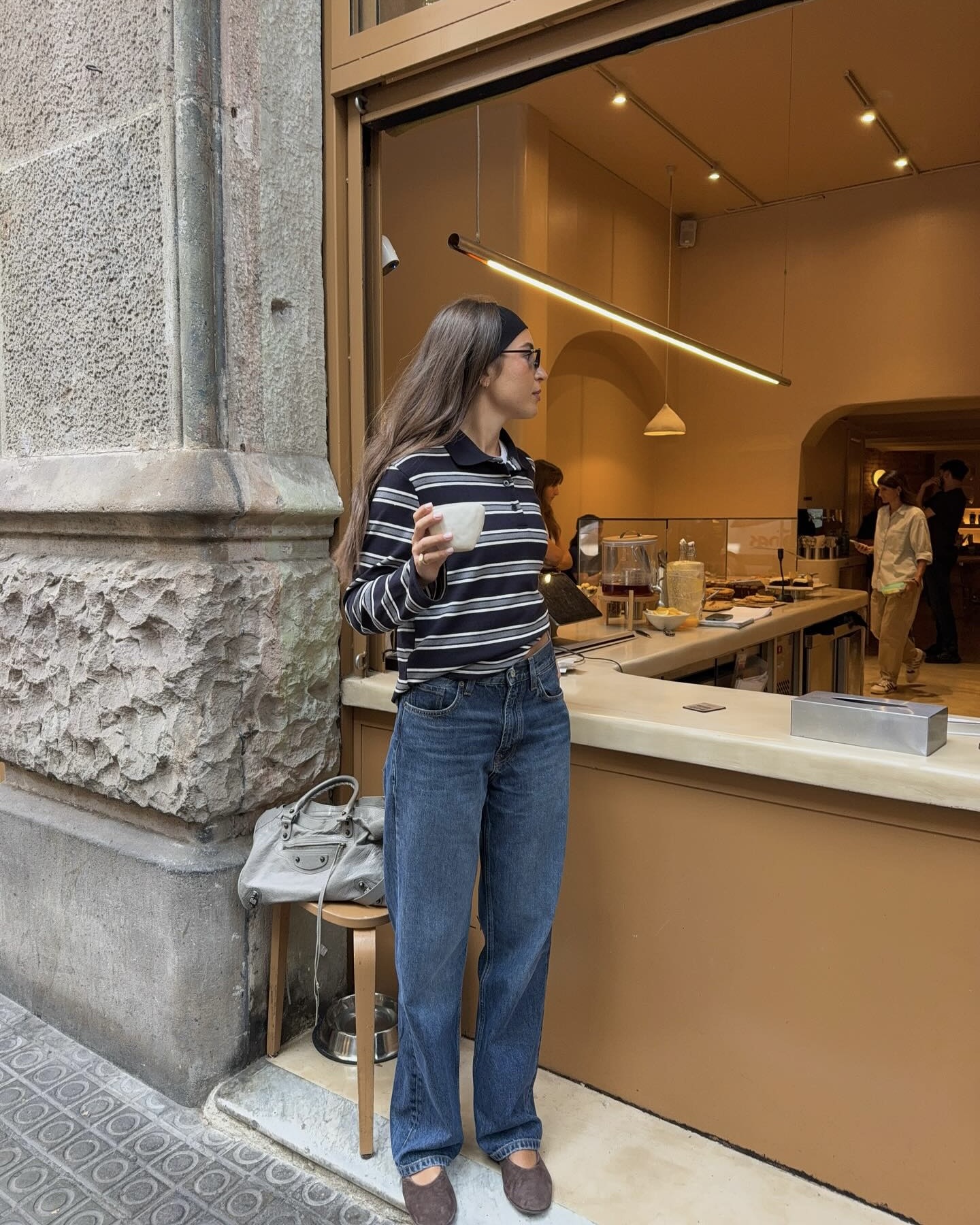 트렌디한 여자들의 시그니처 진👖
이번 가을 꼭 입어야 할 배럴 레그 팬츠💙🖤
요즘 눈에 자주 띄는 배럴 레그 팬츠, 입어보셨나요?
 
허벅지 라인에 볼륨을 주고 발목으로 갈수록 좁아지는 실루엣으로, 올해 가장 주목받는 데님 팬츠입니다.
배럴 레그 팬츠는 원래 승마용 바지와 작업복에서 시작되었는데요. 일자핏보다 풍성하고, 벌룬 팬츠와 비슷한 실루엣을 가지고 있죠.
이제 배럴 팬츠는 유행을 넘어 스키니진이나 카프리 팬츠처럼 기본적인 팬츠 실루엣 중 하나로 자리 잡은 스테디 아이템입니다.  올가을에는 배럴 팬츠로 가을 스타일링을 완성해보세요. 이미지3