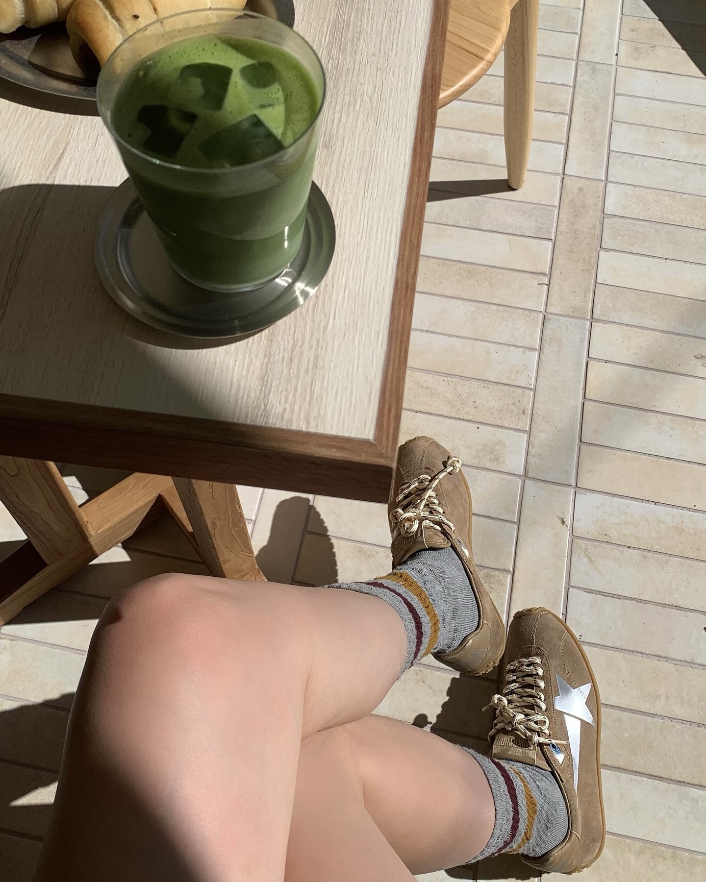 트렌드 모두 담은 골든구스 운동화🤎
차정원의 부드러운 스웨이드에 플랫 운동화 같이 살펴보자💓✨

빈티지한 느낌의 골든구스의 스웨이드 운동화 2가지를 소개합니다.

1. 토바코 스웨이드 어퍼 실버 스타 마라톤 스피드, 90만 원대
가을 무드가 느껴지는 이 운동화는 브라운 컬러의 스웨이드 소재와 실버 프린트 스타 장식이 포인트로 빈티지 느낌의 크림 컬러 신발끈이 구성되어 있죠. 블레이저와 매치하면 고급스러우면서도 시티 캐주얼룩을 완성할 수 있습니다.

2. 실버 스타 힐탭 파스텔 핑크 스웨이드 트루스타, 90만 원대
파스텔 핑크 스웨이드 운동화는 앞 코의 화이트 토갭과 실버 포일 스타가 돋보이며 투톤 블루와 화이트 신발끈이 구성된 발랄한 운동화입니다. 비비드한 블루 재킷과 매치하면 클래함과 트렌드가 어우러진 감각적인 컨템포터리 무드를 연출할 수 있습니다. 이미지2