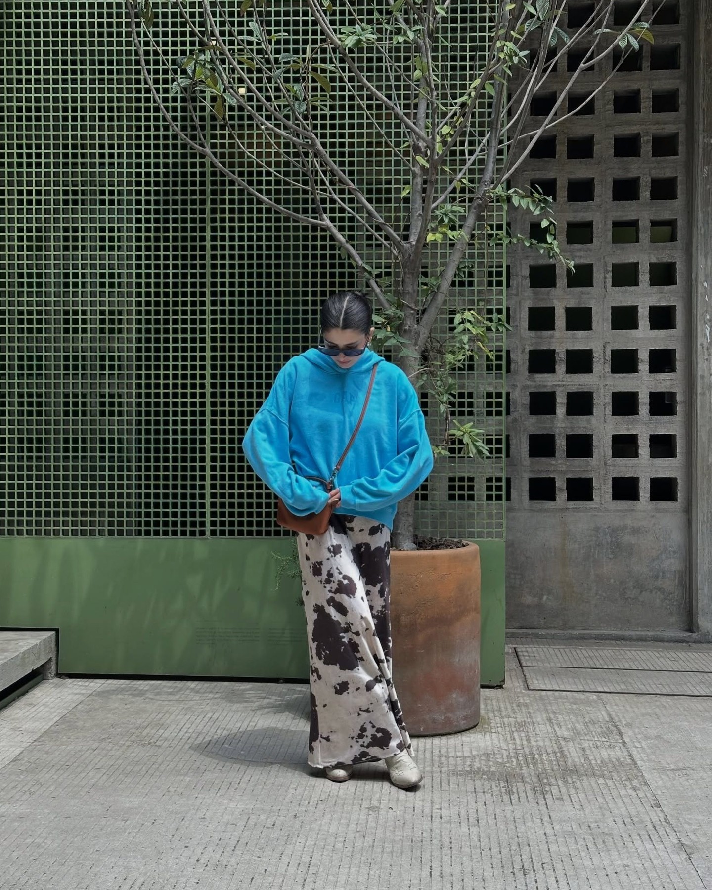 요즘 다시 뜨는✨로고 후디
레트로 감성의 귀환, 품절 직전 갭 후드티 유행 시작?🧶

갭은 1969년 미국 샌프란시스코에서 시작된 글로벌 캐주얼 브랜드로, 로고 후드와 스웨트셔츠로 잘 알려져 있습니다. 최근에는 90년대 복고 열풍과 함께 갭 로고 후드가 다시 주목받고 있습니다. 단순한 디자인, 여유로운 실루엣, 그리고 편안한 착용감이 특징입니다.

 특히 네이비, 차콜, 브라운, 계열 제품이 높은 선호도를 보이는데, 트렌드보다는 기본에 충실한 스타일로, 오랜 시간 꾸준한 인기를 유지하고 있습니다. 이미지7