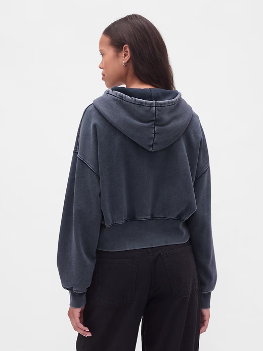 요즘 다시 뜨는✨로고 후디
레트로 감성의 귀환, 품절 직전 갭 후드티 유행 시작?🧶

갭은 1969년 미국 샌프란시스코에서 시작된 글로벌 캐주얼 브랜드로, 로고 후드와 스웨트셔츠로 잘 알려져 있습니다. 최근에는 90년대 복고 열풍과 함께 갭 로고 후드가 다시 주목받고 있습니다. 단순한 디자인, 여유로운 실루엣, 그리고 편안한 착용감이 특징입니다.

 특히 네이비, 차콜, 브라운, 계열 제품이 높은 선호도를 보이는데, 트렌드보다는 기본에 충실한 스타일로, 오랜 시간 꾸준한 인기를 유지하고 있습니다. 이미지4