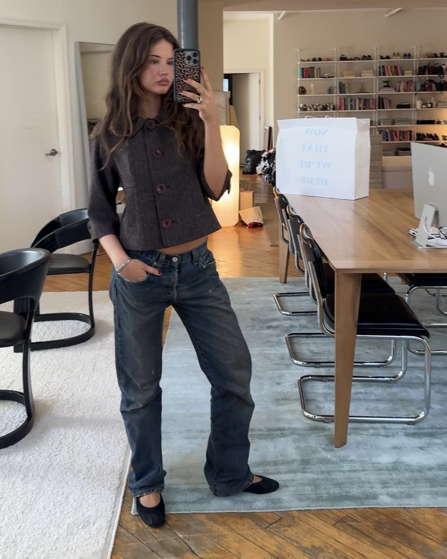 트렌디한 여자들의 시그니처 진👖
이번 가을 꼭 입어야 할 배럴 레그 팬츠💙🖤
요즘 눈에 자주 띄는 배럴 레그 팬츠, 입어보셨나요?
 
허벅지 라인에 볼륨을 주고 발목으로 갈수록 좁아지는 실루엣으로, 올해 가장 주목받는 데님 팬츠입니다.
배럴 레그 팬츠는 원래 승마용 바지와 작업복에서 시작되었는데요. 일자핏보다 풍성하고, 벌룬 팬츠와 비슷한 실루엣을 가지고 있죠.
이제 배럴 팬츠는 유행을 넘어 스키니진이나 카프리 팬츠처럼 기본적인 팬츠 실루엣 중 하나로 자리 잡은 스테디 아이템입니다.  올가을에는 배럴 팬츠로 가을 스타일링을 완성해보세요. 이미지2