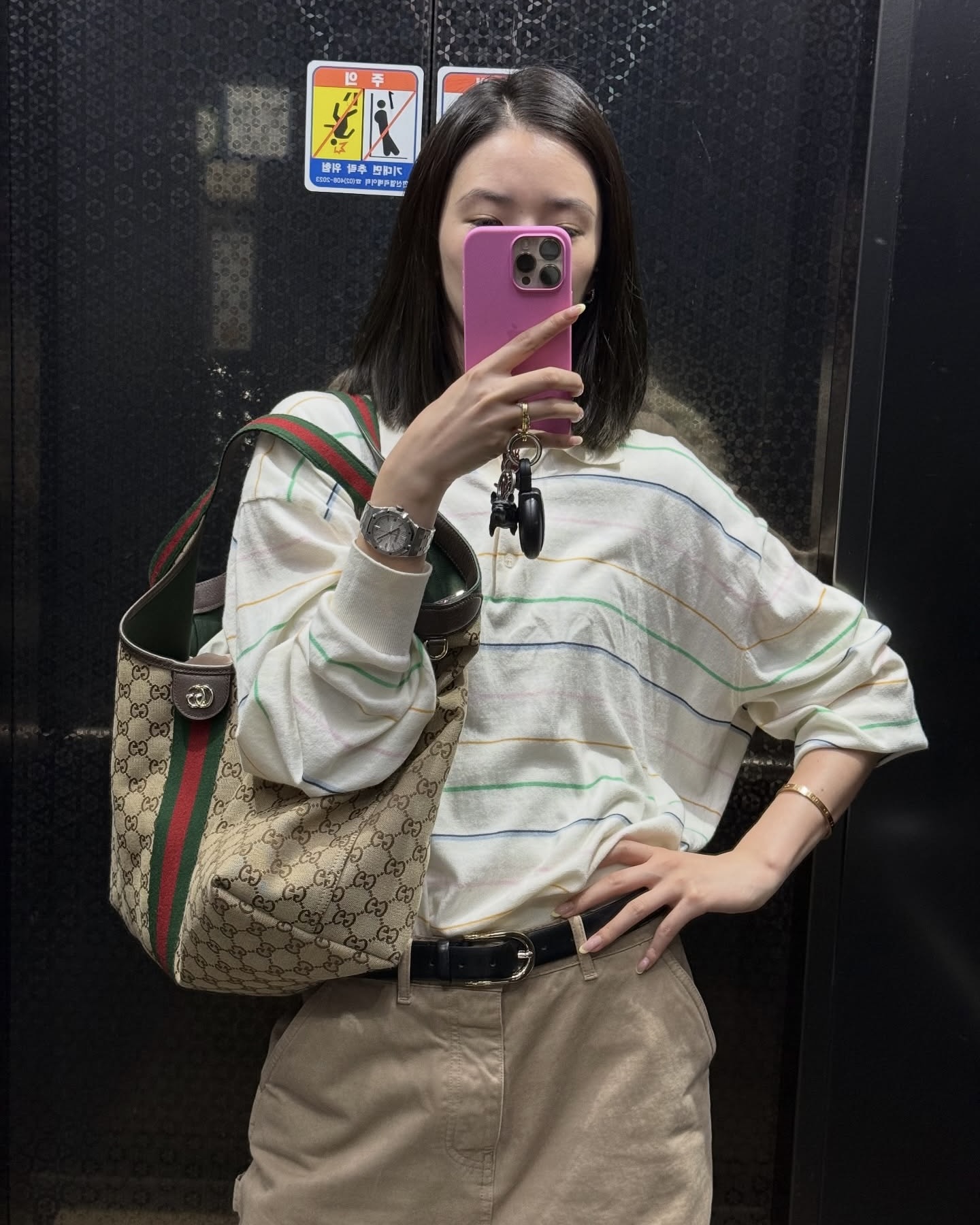 가을에는 손목이 주인공이야🤎
한 번 보면 잊기 힘든 우아한 시계 스타일링👀✨

한눈에 시선이 머무는 시계 스타일링, 지금 소개해드릴게요.

1. 오데마 피게 로열 오크 셀프와인딩 2,800만 원대
아이린이 착용한 시계는 스테인리스 스틸 소재의 셀프와인딩 시계입니다. 그랑 타피스리 패턴 다이얼과 8각 베젤 디자인이 시그니처로, 실버 컬러 브레이슬릿이 세련된 포인트를 더하는데요. 테일러드 재킷에 데님 팬츠를 매치해 클래식한 무드를, 카라 티셔츠에는 토트백으로 포인트를 더해 가을 데일리룩을 완성했습니다.

2. 샤넬 J12 워치 칼리버 12.1, 1,000만 원대
이청아가 착용한 시계는 샤넬 J12 워치 칼리버 12.1, 38mm 세라믹입니다. 블랙 세라믹 케이스와 브레이슬릿이 조화를 이루며, 세련된 광택과 견고한 실루엣으로 모던한 매력을 더하는데요.  블랙 레더 재킷과 데님 팬츠, 브라운 퀼팅 백을 매치해 시크한 갤러리룩을 완성했습니다. 이미지3