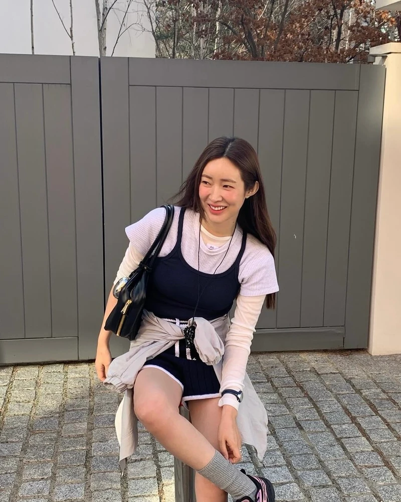 이너티 하나쯤 있지?그럼 겹쳐봐🪄
긴팔티 위에 반팔 레이어링해서 센스 있는 룩 완성해 보자💗🧚🏻 이미지3