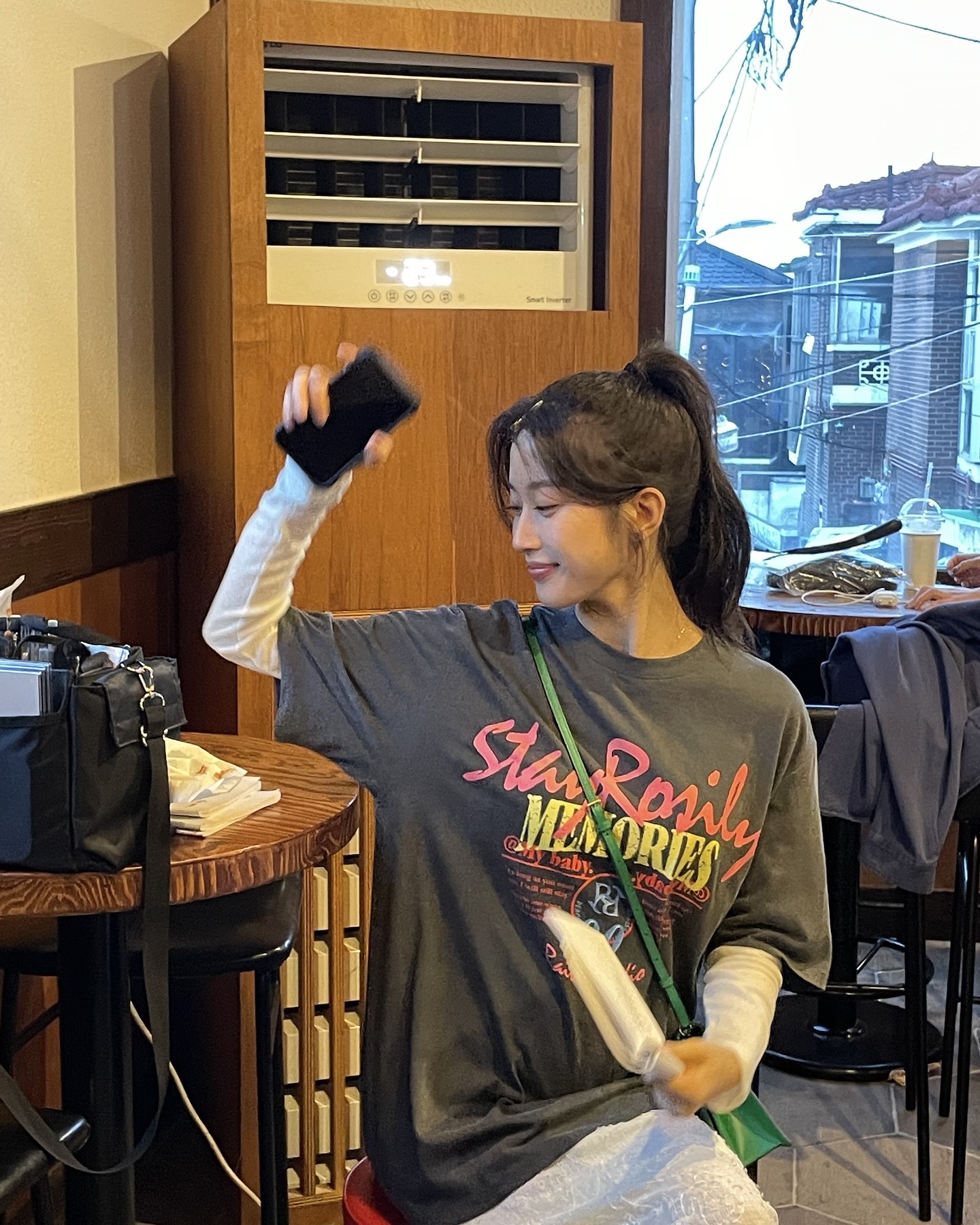 이너티 하나쯤 있지?그럼 겹쳐봐🪄 긴팔티 위에 반팔 레이어링해서 센스 있는 룩 완성해 보자💗🧚🏻 이미지