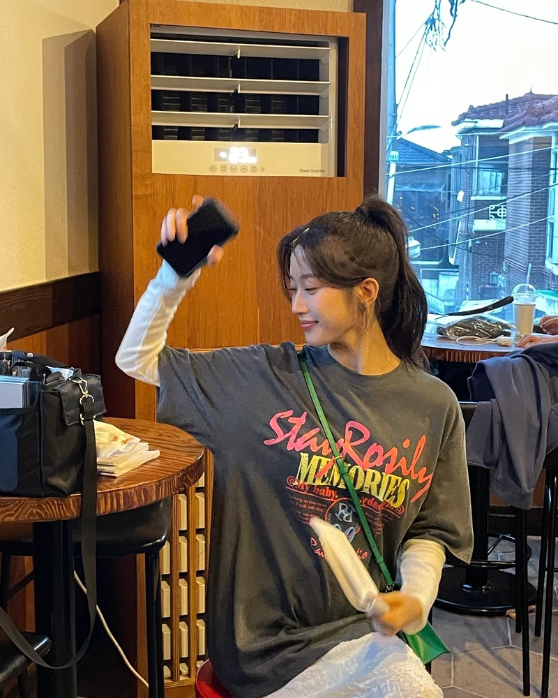 이너티 하나쯤 있지?그럼 겹쳐봐🪄
긴팔티 위에 반팔 레이어링해서 센스 있는 룩 완성해 보자💗🧚🏻 이미지1