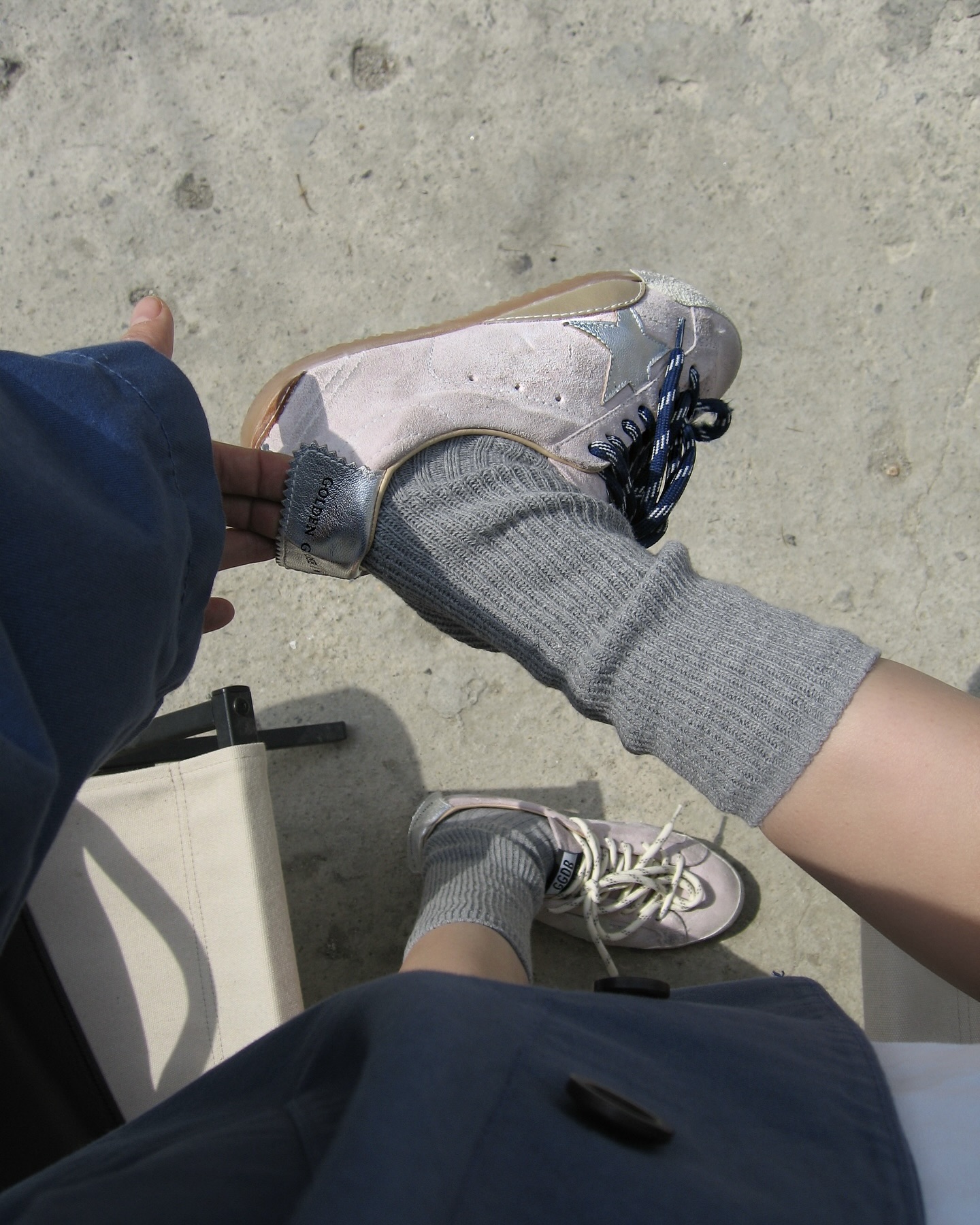 트렌드 모두 담은 골든구스 운동화🤎
차정원의 부드러운 스웨이드에 플랫 운동화 같이 살펴보자💓✨

빈티지한 느낌의 골든구스의 스웨이드 운동화 2가지를 소개합니다.

1. 토바코 스웨이드 어퍼 실버 스타 마라톤 스피드, 90만 원대
가을 무드가 느껴지는 이 운동화는 브라운 컬러의 스웨이드 소재와 실버 프린트 스타 장식이 포인트로 빈티지 느낌의 크림 컬러 신발끈이 구성되어 있죠. 블레이저와 매치하면 고급스러우면서도 시티 캐주얼룩을 완성할 수 있습니다.

2. 실버 스타 힐탭 파스텔 핑크 스웨이드 트루스타, 90만 원대
파스텔 핑크 스웨이드 운동화는 앞 코의 화이트 토갭과 실버 포일 스타가 돋보이며 투톤 블루와 화이트 신발끈이 구성된 발랄한 운동화입니다. 비비드한 블루 재킷과 매치하면 클래함과 트렌드가 어우러진 감각적인 컨템포터리 무드를 연출할 수 있습니다. 이미지6