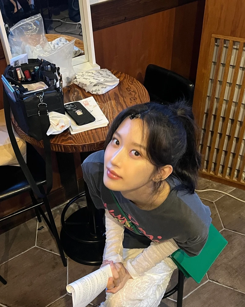 이너티 하나쯤 있지?그럼 겹쳐봐🪄
긴팔티 위에 반팔 레이어링해서 센스 있는 룩 완성해 보자💗🧚🏻 이미지2