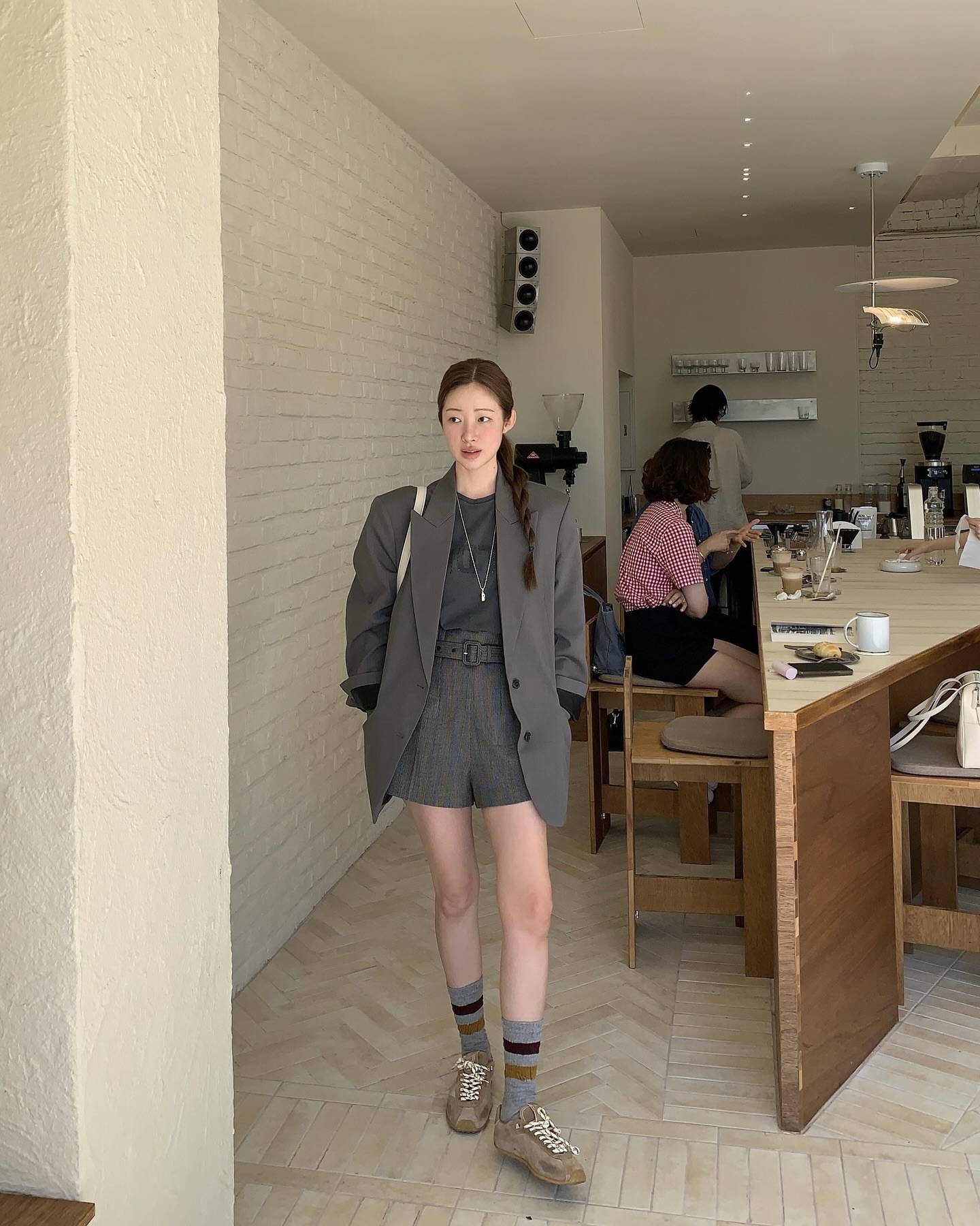 트렌드 모두 담은 골든구스 운동화🤎
차정원의 부드러운 스웨이드에 플랫 운동화 같이 살펴보자💓✨

빈티지한 느낌의 골든구스의 스웨이드 운동화 2가지를 소개합니다.

1. 토바코 스웨이드 어퍼 실버 스타 마라톤 스피드, 90만 원대
가을 무드가 느껴지는 이 운동화는 브라운 컬러의 스웨이드 소재와 실버 프린트 스타 장식이 포인트로 빈티지 느낌의 크림 컬러 신발끈이 구성되어 있죠. 블레이저와 매치하면 고급스러우면서도 시티 캐주얼룩을 완성할 수 있습니다.

2. 실버 스타 힐탭 파스텔 핑크 스웨이드 트루스타, 90만 원대
파스텔 핑크 스웨이드 운동화는 앞 코의 화이트 토갭과 실버 포일 스타가 돋보이며 투톤 블루와 화이트 신발끈이 구성된 발랄한 운동화입니다. 비비드한 블루 재킷과 매치하면 클래함과 트렌드가 어우러진 감각적인 컨템포터리 무드를 연출할 수 있습니다. 이미지3