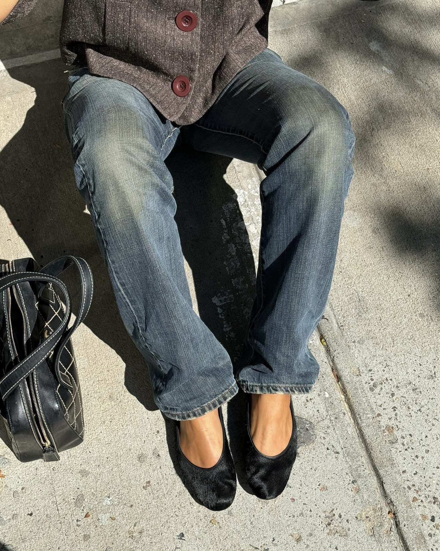 트렌디한 여자들의 시그니처 진👖
이번 가을 꼭 입어야 할 배럴 레그 팬츠💙🖤
요즘 눈에 자주 띄는 배럴 레그 팬츠, 입어보셨나요?
 
허벅지 라인에 볼륨을 주고 발목으로 갈수록 좁아지는 실루엣으로, 올해 가장 주목받는 데님 팬츠입니다.
배럴 레그 팬츠는 원래 승마용 바지와 작업복에서 시작되었는데요. 일자핏보다 풍성하고, 벌룬 팬츠와 비슷한 실루엣을 가지고 있죠.
이제 배럴 팬츠는 유행을 넘어 스키니진이나 카프리 팬츠처럼 기본적인 팬츠 실루엣 중 하나로 자리 잡은 스테디 아이템입니다.  올가을에는 배럴 팬츠로 가을 스타일링을 완성해보세요. 이미지6