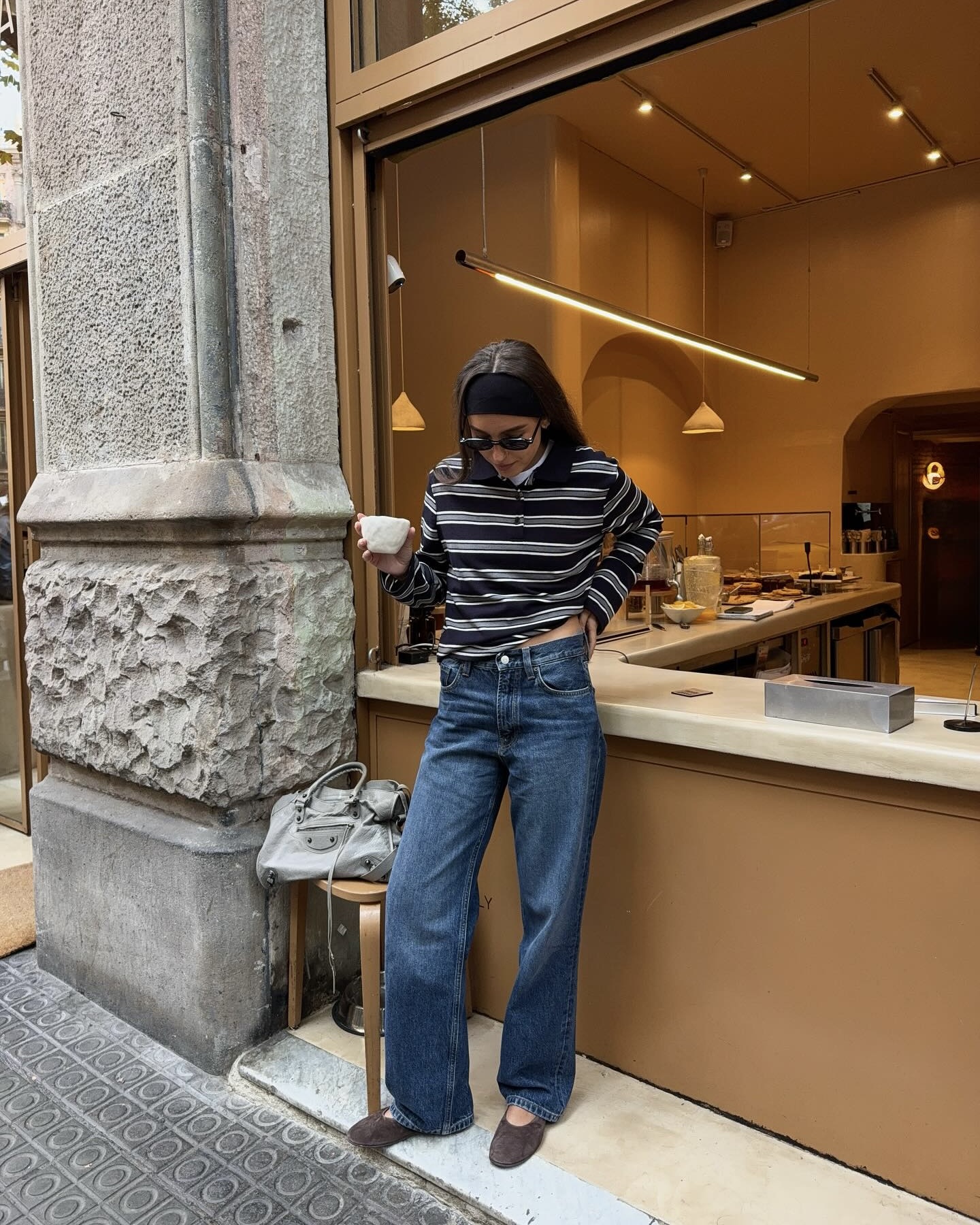 트렌디한 여자들의 시그니처 진👖
이번 가을 꼭 입어야 할 배럴 레그 팬츠💙🖤
요즘 눈에 자주 띄는 배럴 레그 팬츠, 입어보셨나요?
 
허벅지 라인에 볼륨을 주고 발목으로 갈수록 좁아지는 실루엣으로, 올해 가장 주목받는 데님 팬츠입니다.
배럴 레그 팬츠는 원래 승마용 바지와 작업복에서 시작되었는데요. 일자핏보다 풍성하고, 벌룬 팬츠와 비슷한 실루엣을 가지고 있죠.
이제 배럴 팬츠는 유행을 넘어 스키니진이나 카프리 팬츠처럼 기본적인 팬츠 실루엣 중 하나로 자리 잡은 스테디 아이템입니다.  올가을에는 배럴 팬츠로 가을 스타일링을 완성해보세요. 이미지4